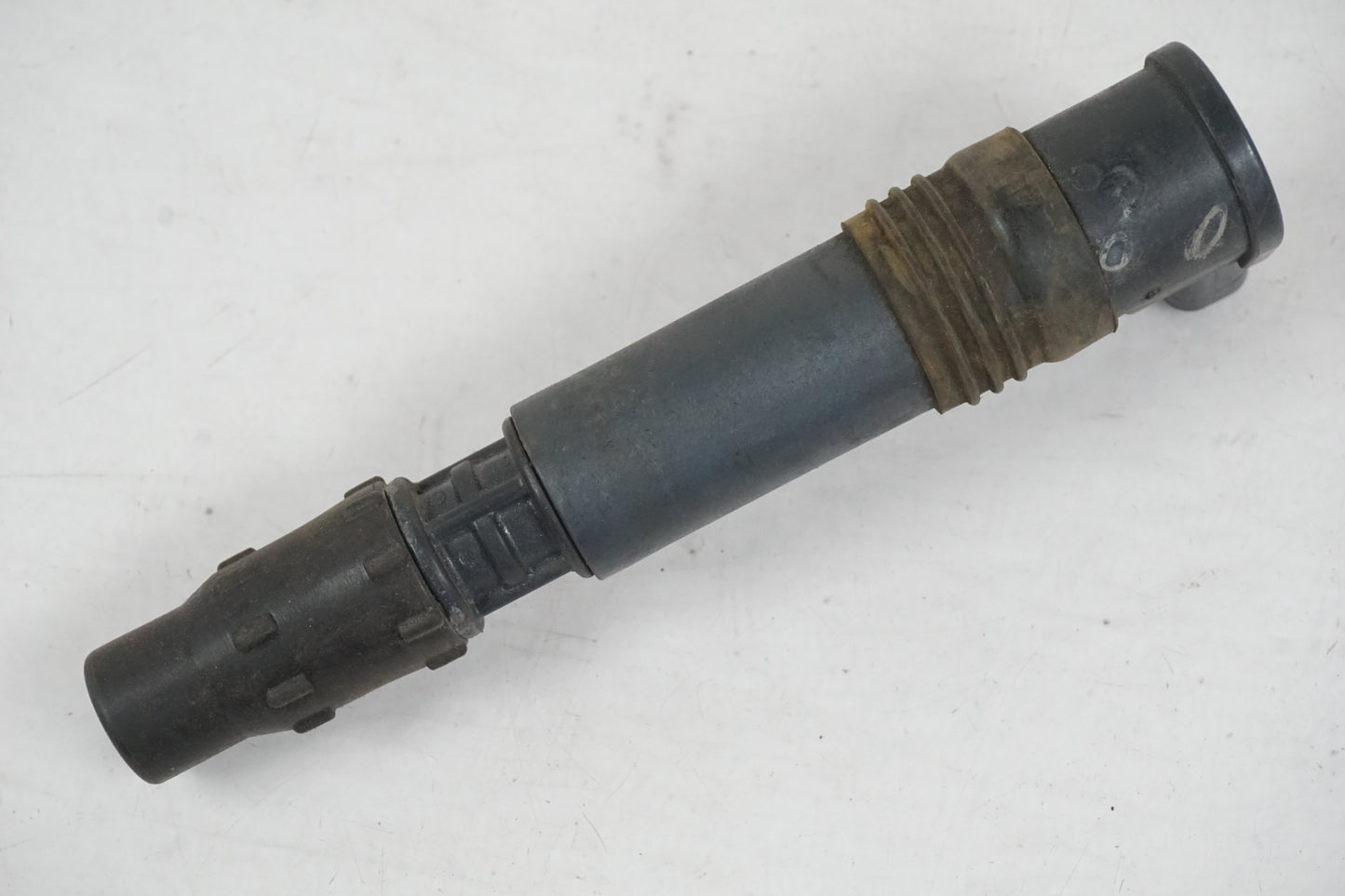 Baksidan på Tändspole från en Honda CBR 900 RR -2002 motorcykel.