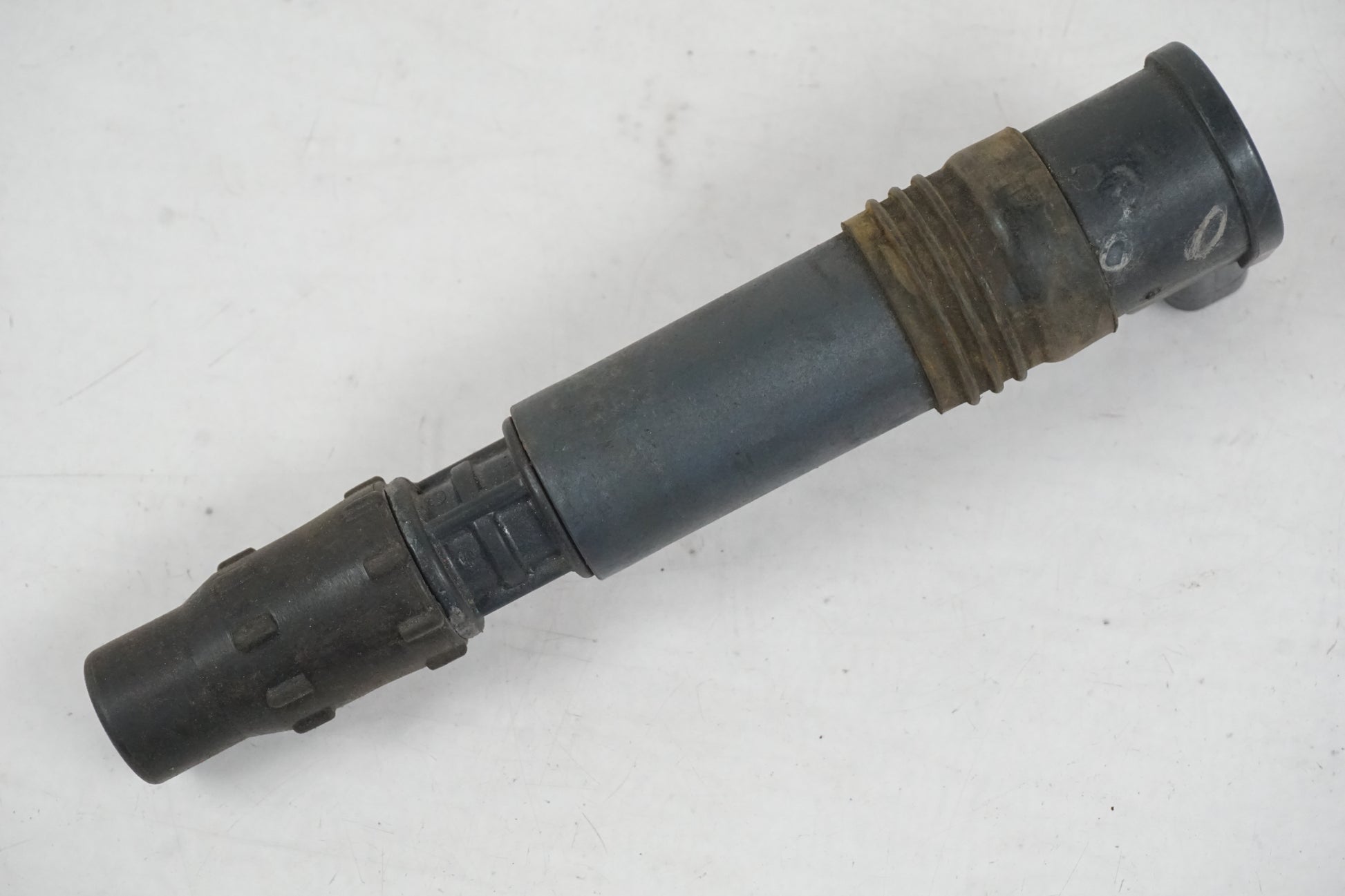 Baksidan på Tändspole från en Honda CBR 900 RR -2002 motorcykel.