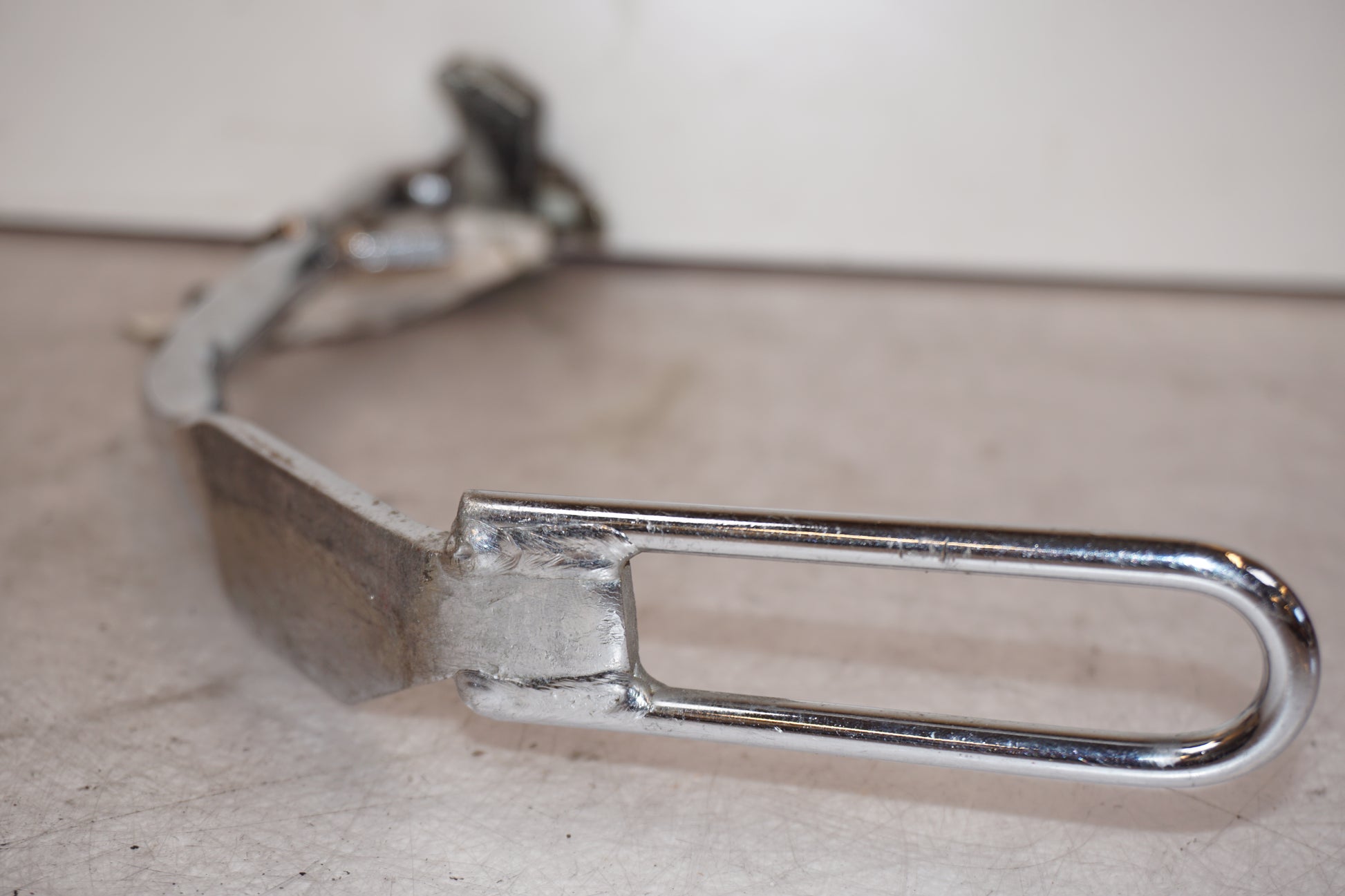 Snett uppifrån på Sidostöd från en H-D Dyna Street Bob FXDB/I -2013 motorcykel.