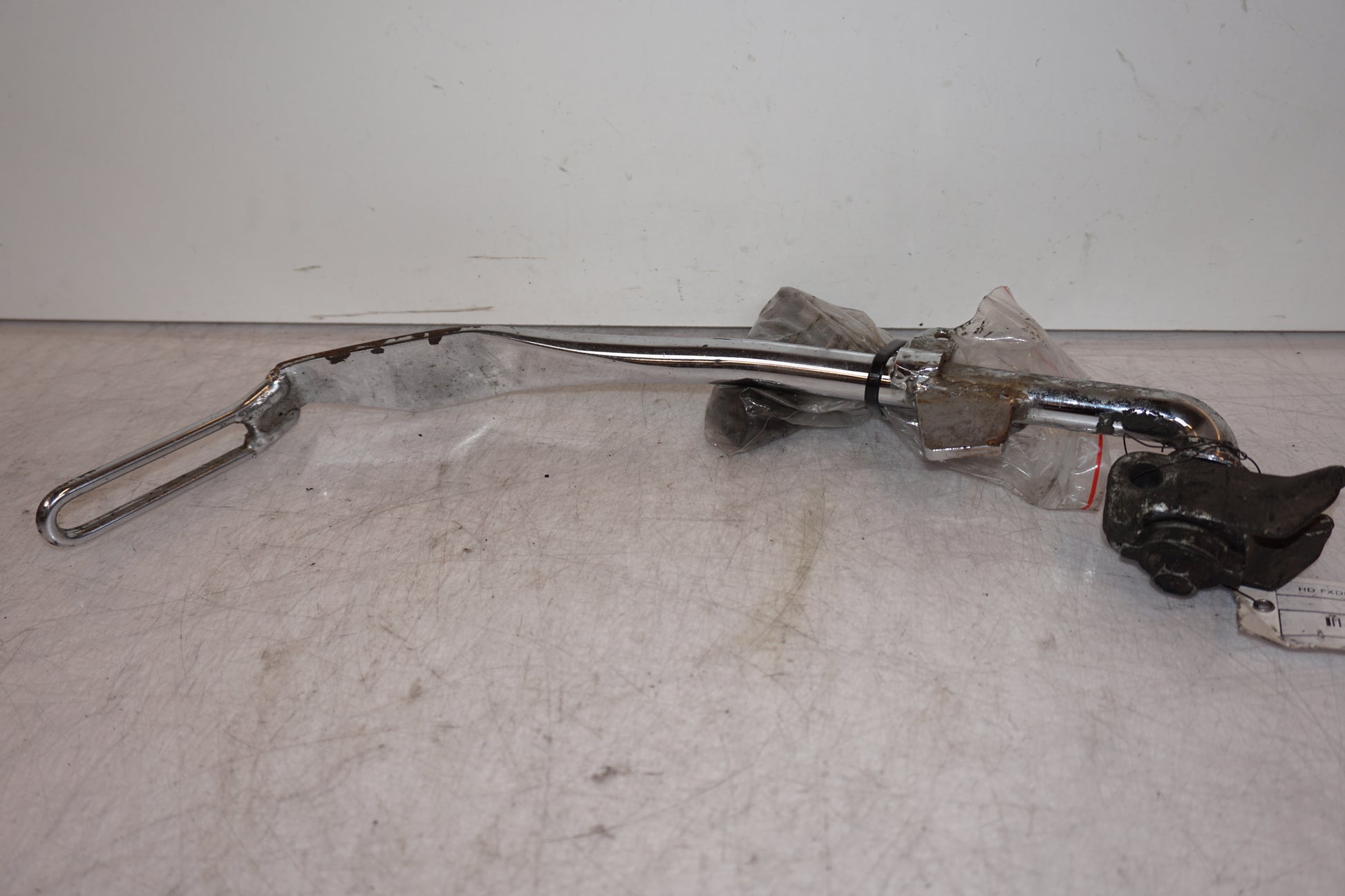 Framsidan på Sidostöd från en H-D Dyna Low Rider FXDL -2004 motorcykel.