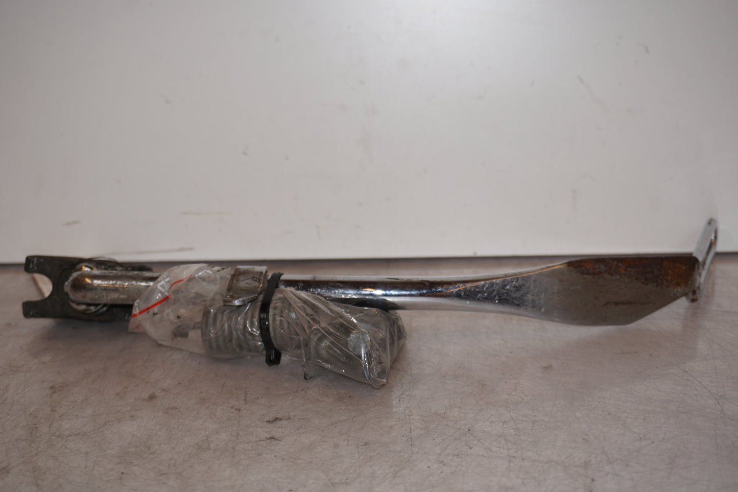 Vänster sida på Sidostöd från en H-D Dyna Low Rider FXDL -2004 motorcykel.