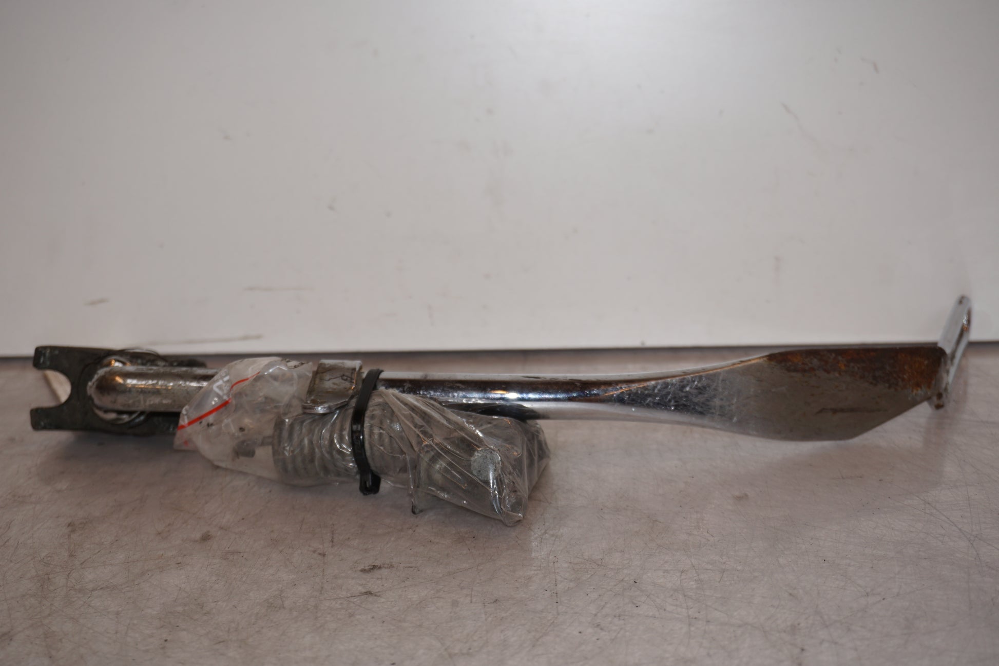 Vänster sida på Sidostöd från en H-D Dyna Low Rider FXDL -2004 motorcykel.