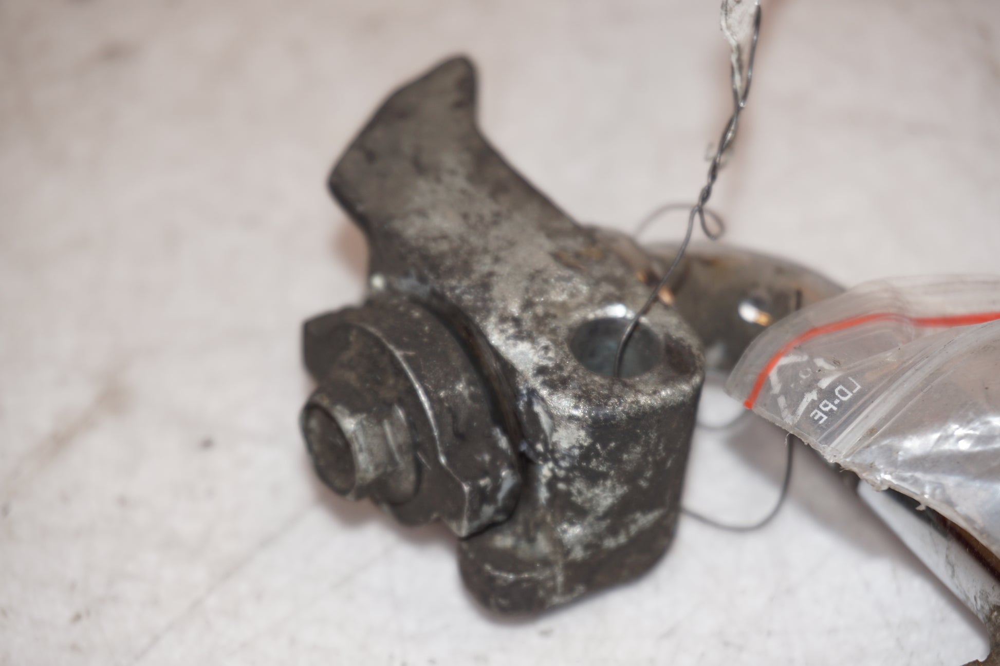 Snett nerifrån på Sidostöd från en H-D Dyna Low Rider FXDL -2004 motorcykel.