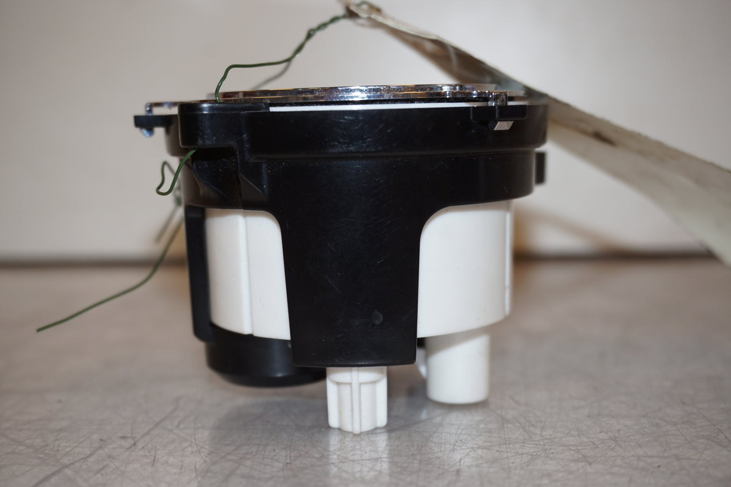 Snett nerifrån på Bensintankmätare från en H-D Street Glide FLHX -2016 motorcykel.