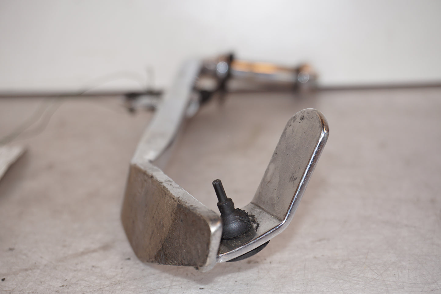 Baksidan på Sidostöd från en H-D Softail Deuce FXSTD -2000 motorcykel.