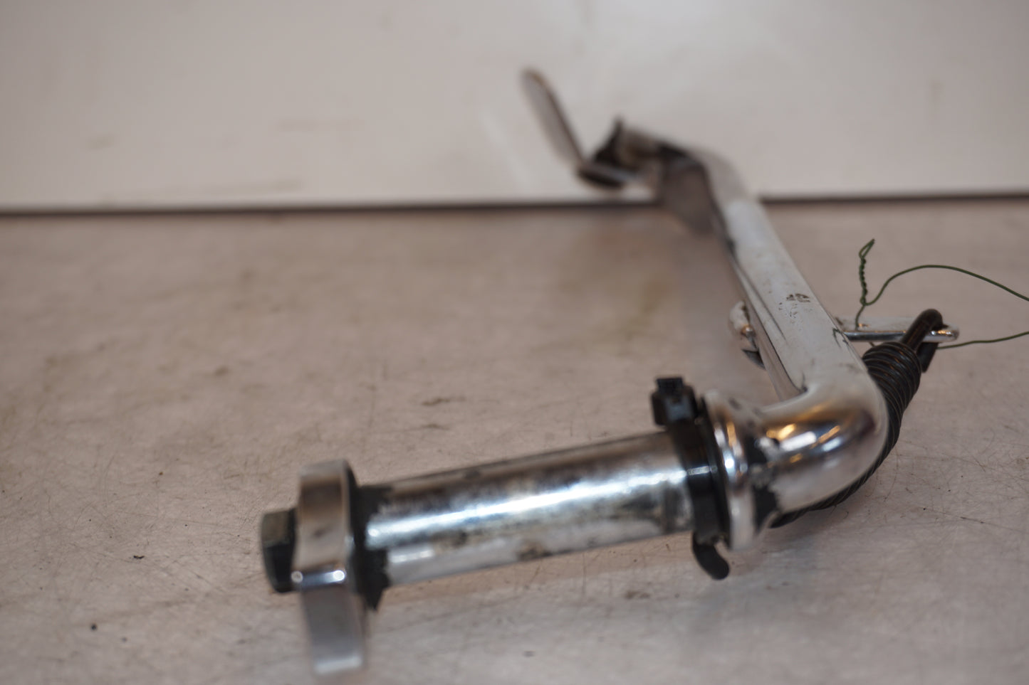 Vänster sida på Sidostöd från en H-D Softail Deuce FXSTD -2000 motorcykel.