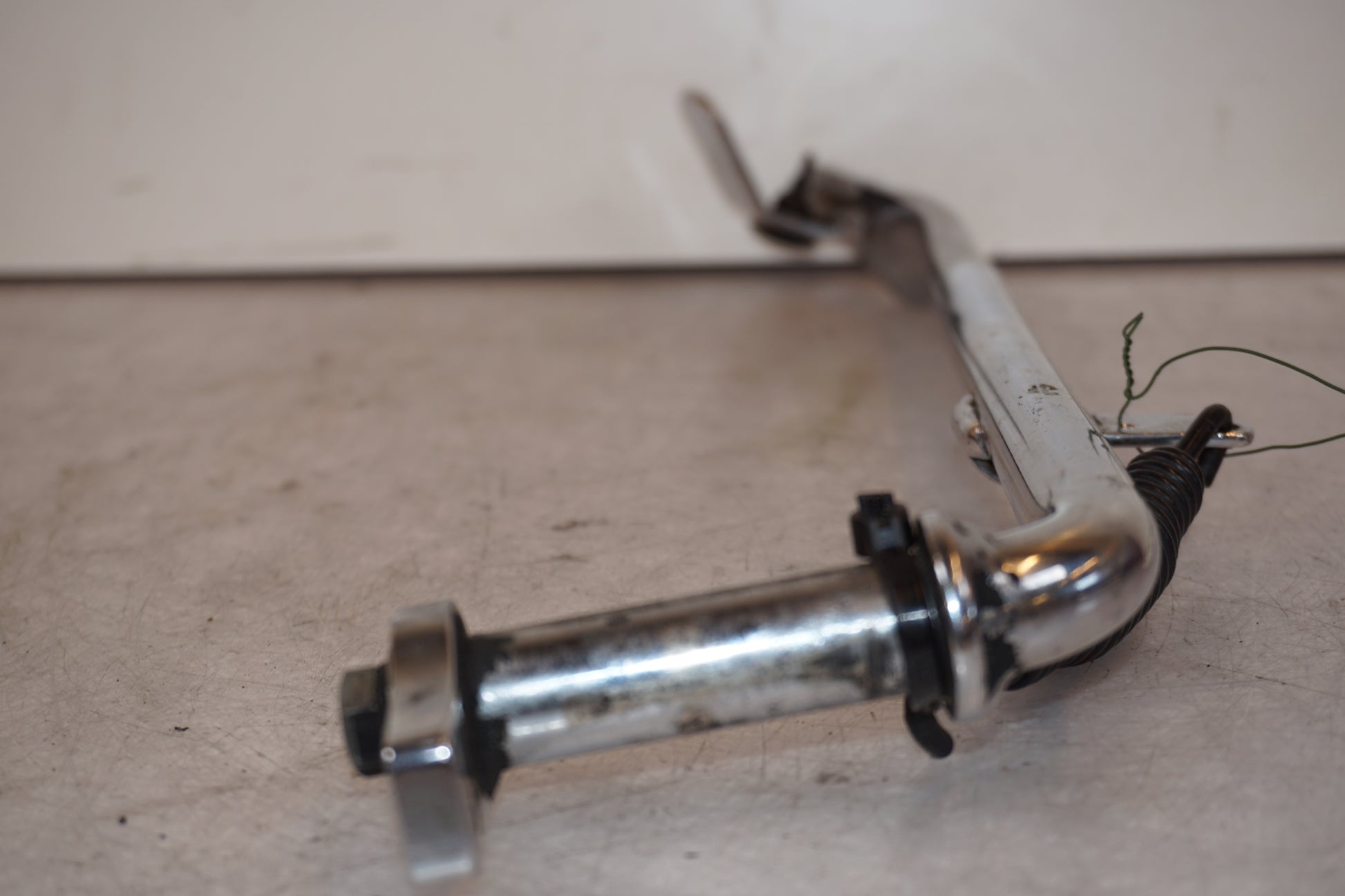 Vänster sida på Sidostöd från en H-D Softail Deuce FXSTD -2000 motorcykel.