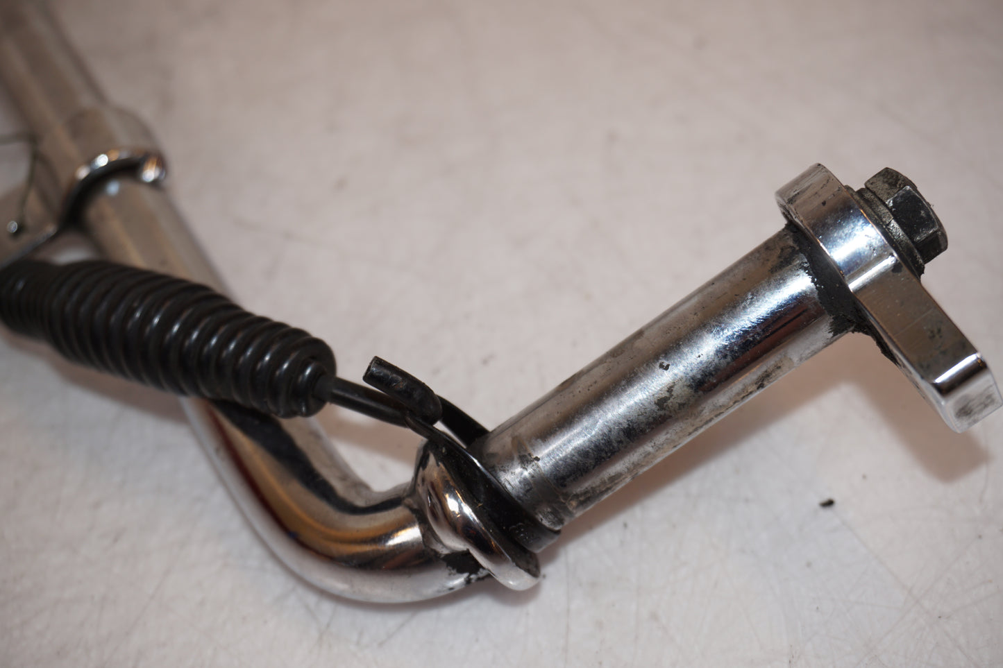 Snett uppifrån på Sidostöd från en H-D Softail Deuce FXSTD -2000 motorcykel.