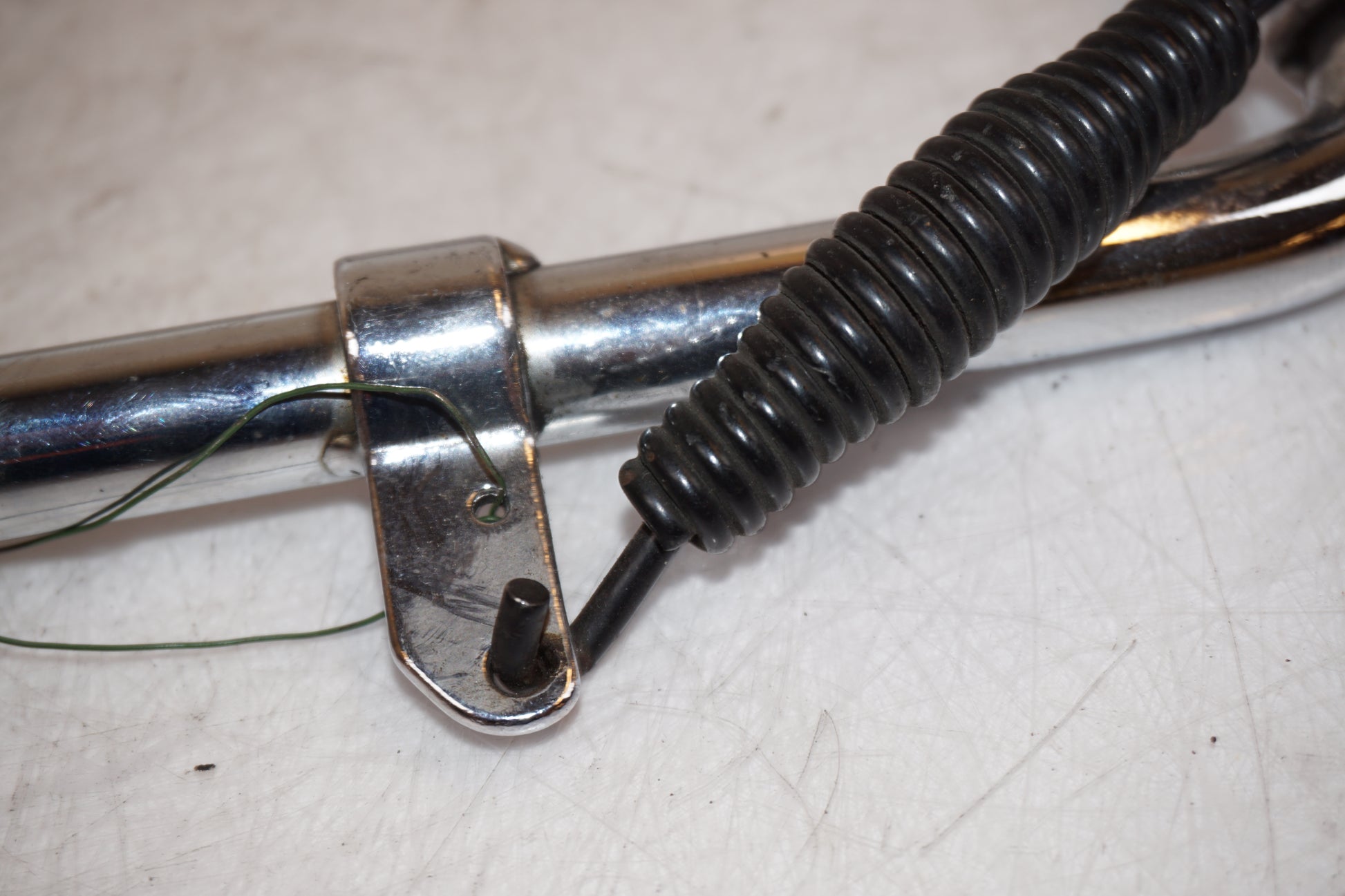 Snett nerifrån på Sidostöd från en H-D Softail Deuce FXSTD -2000 motorcykel.