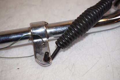 Snett nerifrån på Sidostöd från en H-D Softail Deuce FXSTD -2000 motorcykel.