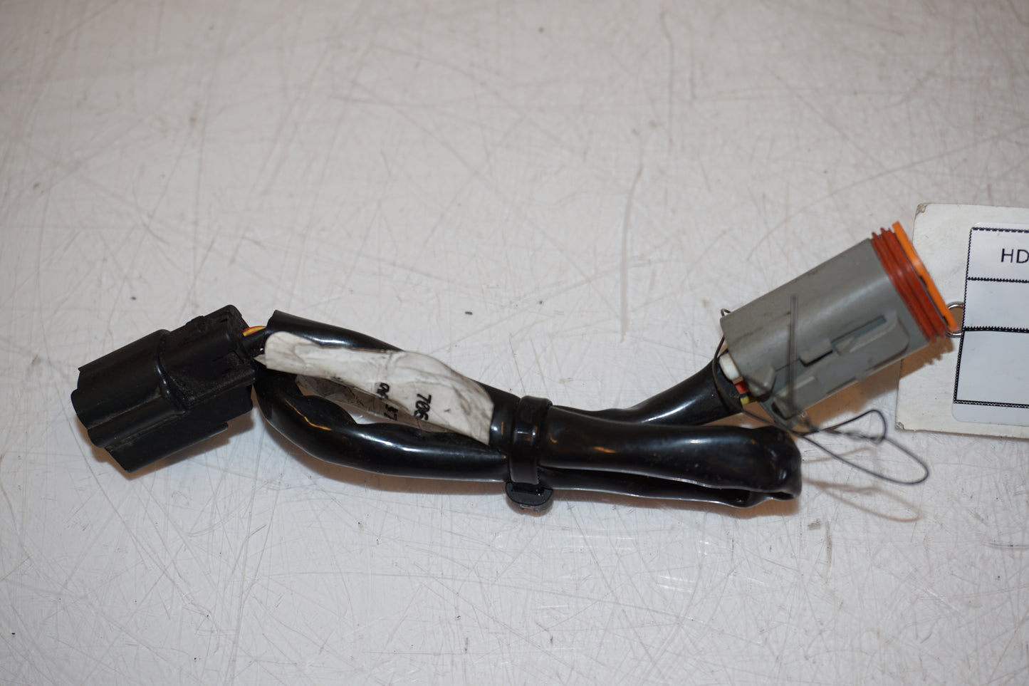 Framsidan på Kablage från en H-D Dyna Street Bob FXDB/I -2007 motorcykel.