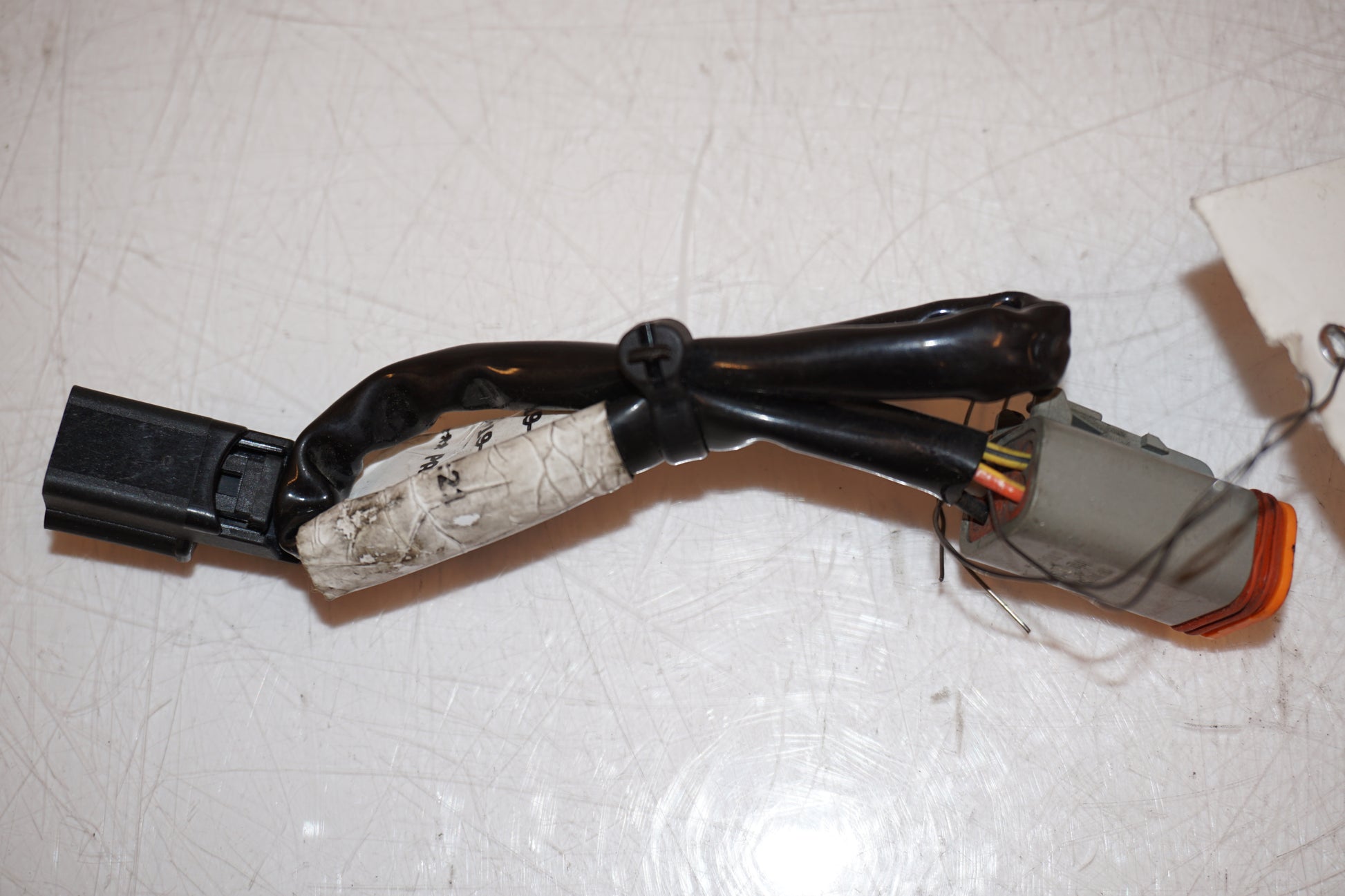 Baksidan på Kablage från en H-D Dyna Street Bob FXDB/I -2007 motorcykel.