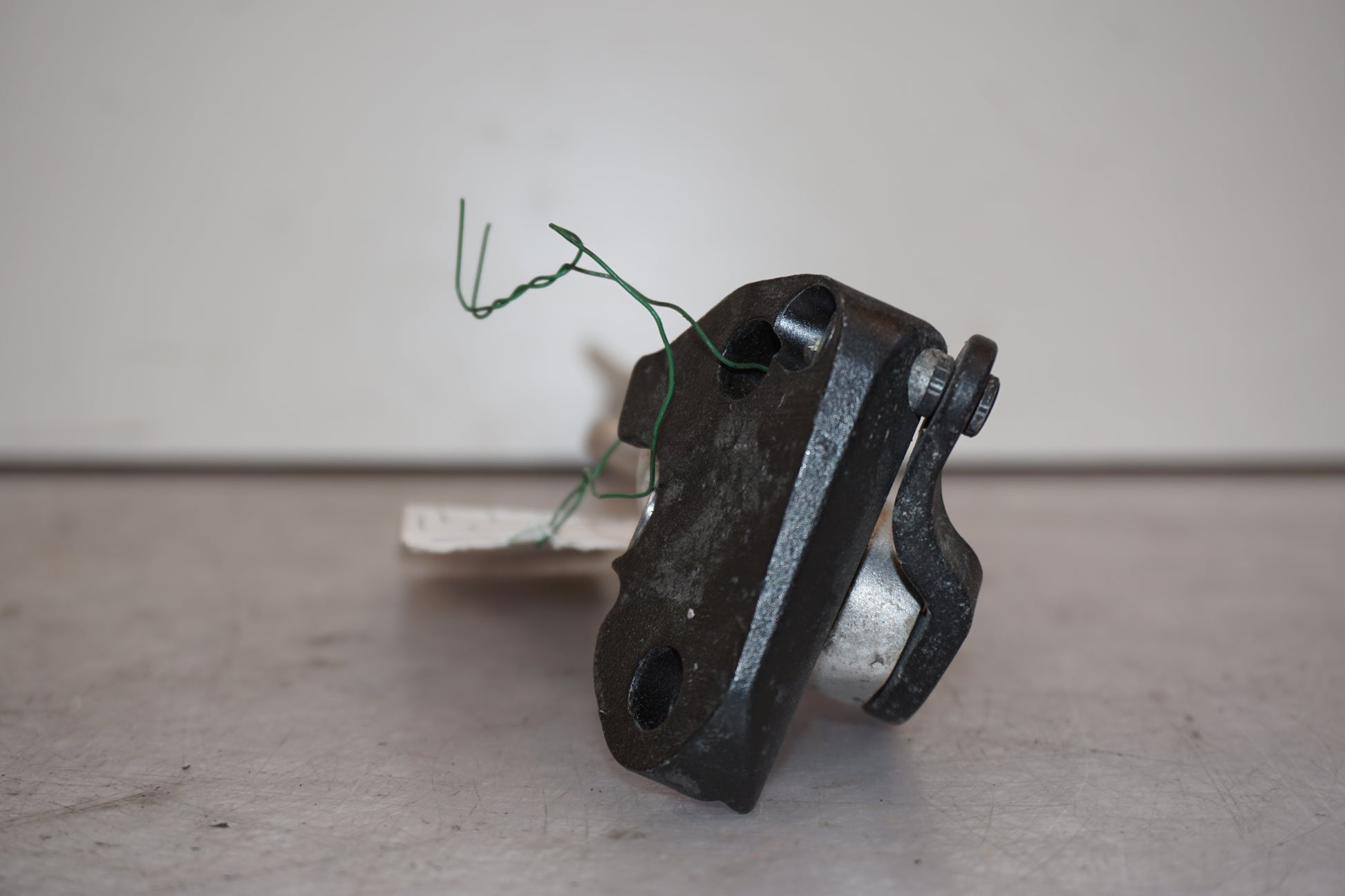 Snett uppifrån på Sidostöd från en Buell 1125 CR -2009 motorcykel.