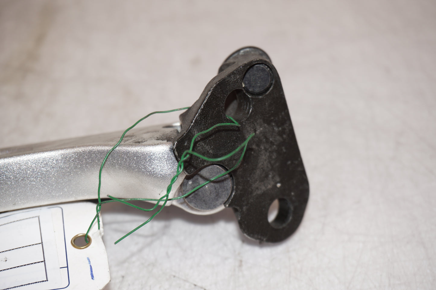 Snett nerifrån på Sidostöd från en Buell 1125 CR -2009 motorcykel.