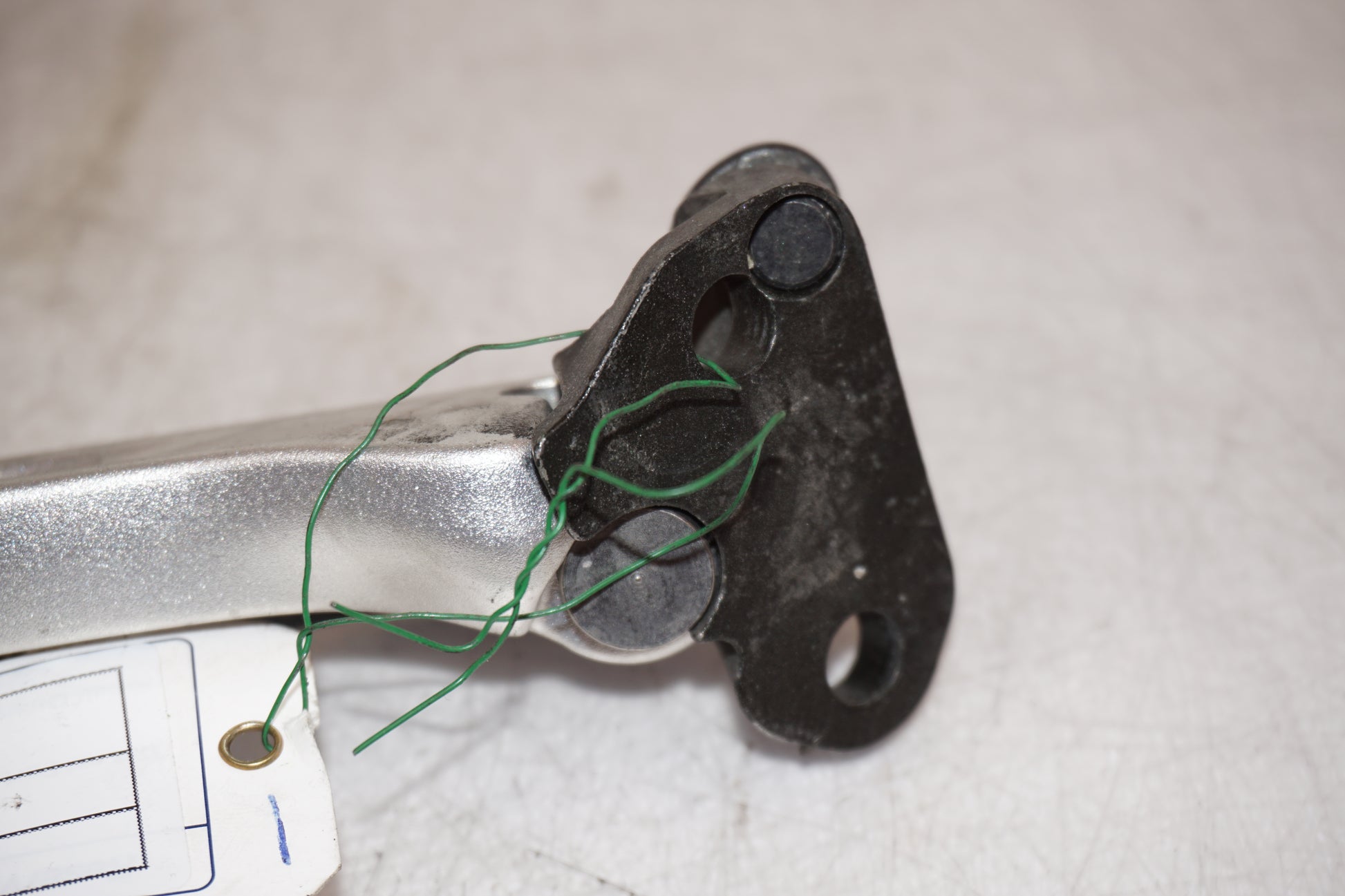 Snett nerifrån på Sidostöd från en Buell 1125 CR -2009 motorcykel.