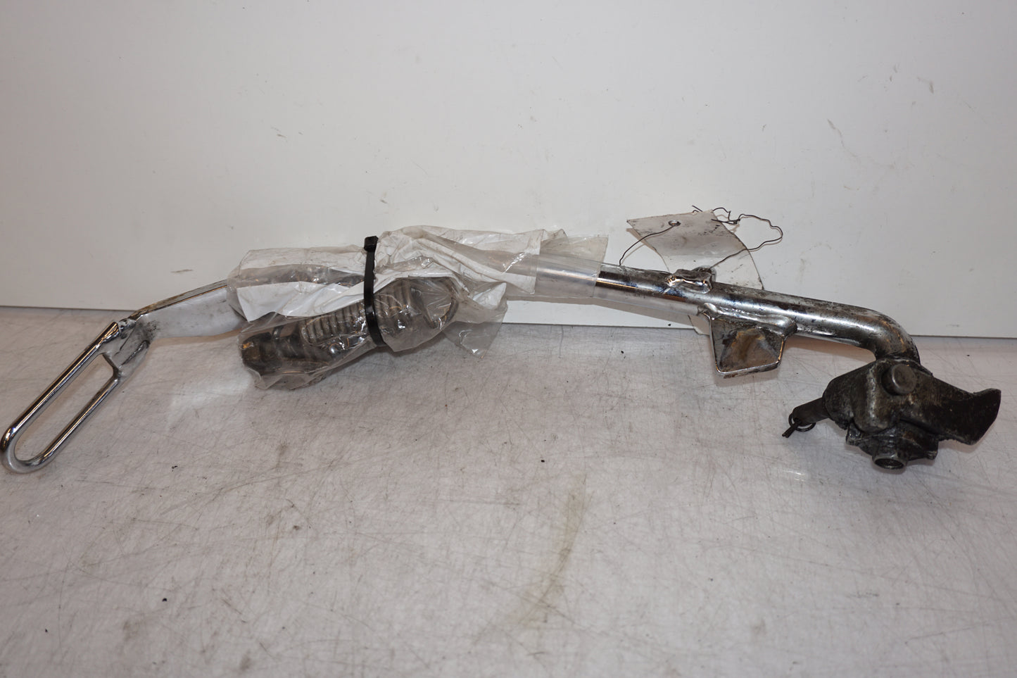 Framsidan på Sidostöd från en H-D Dyna Street Bob FXDB/I -2007 motorcykel.