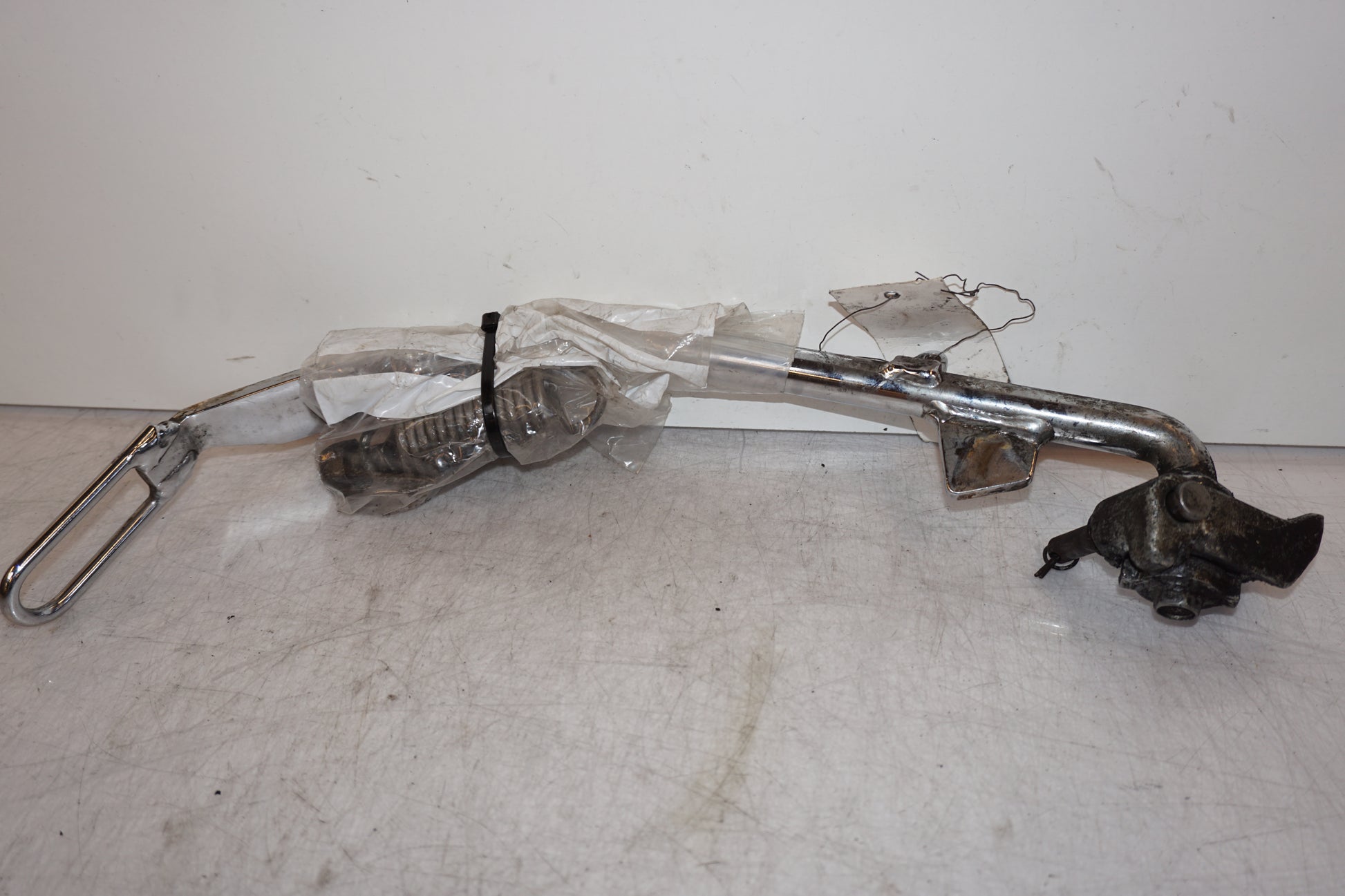 Framsidan på Sidostöd från en H-D Dyna Street Bob FXDB/I -2007 motorcykel.