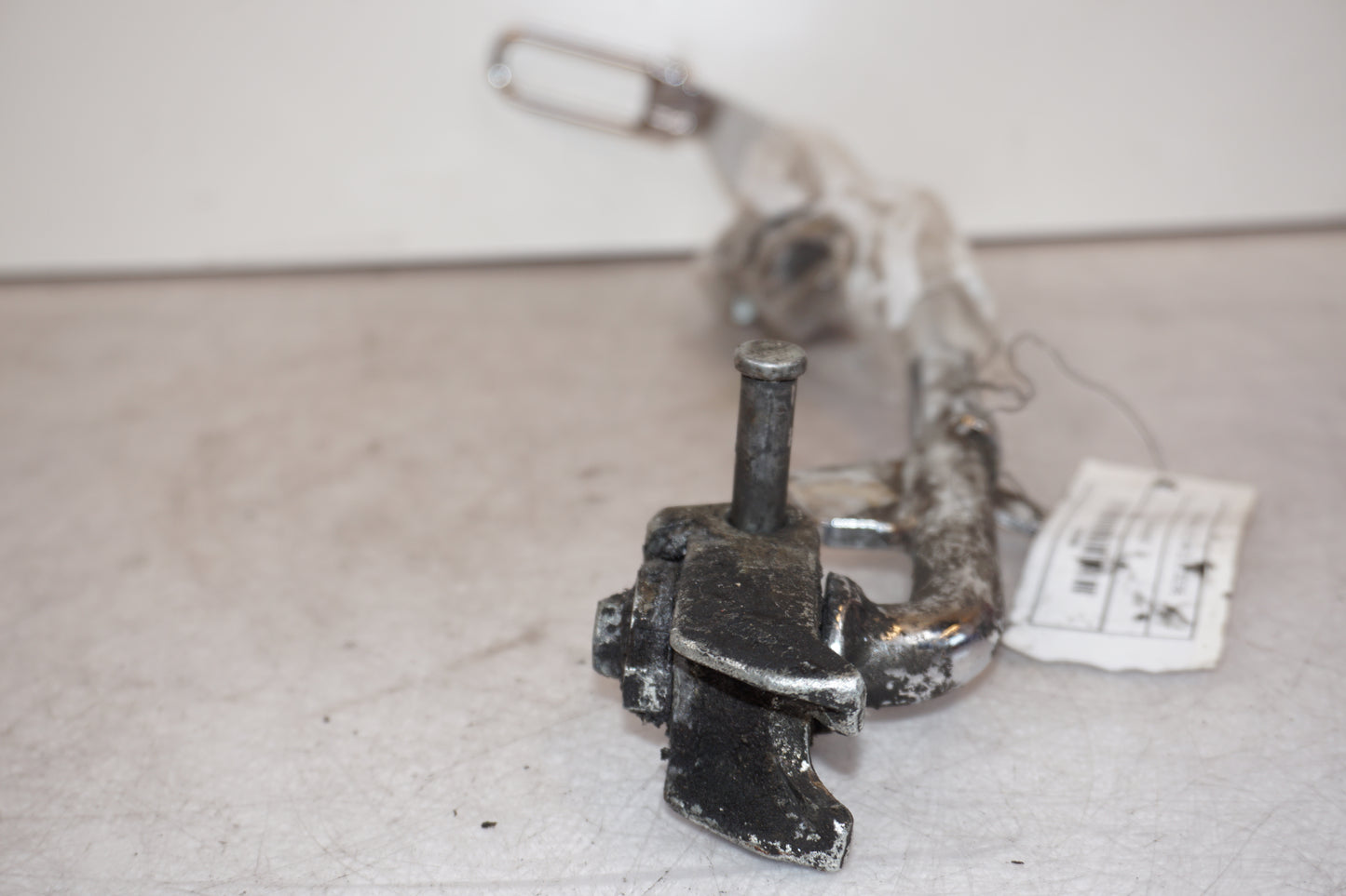 Vänster sida på Sidostöd från en H-D Dyna Street Bob FXDB/I -2007 motorcykel.