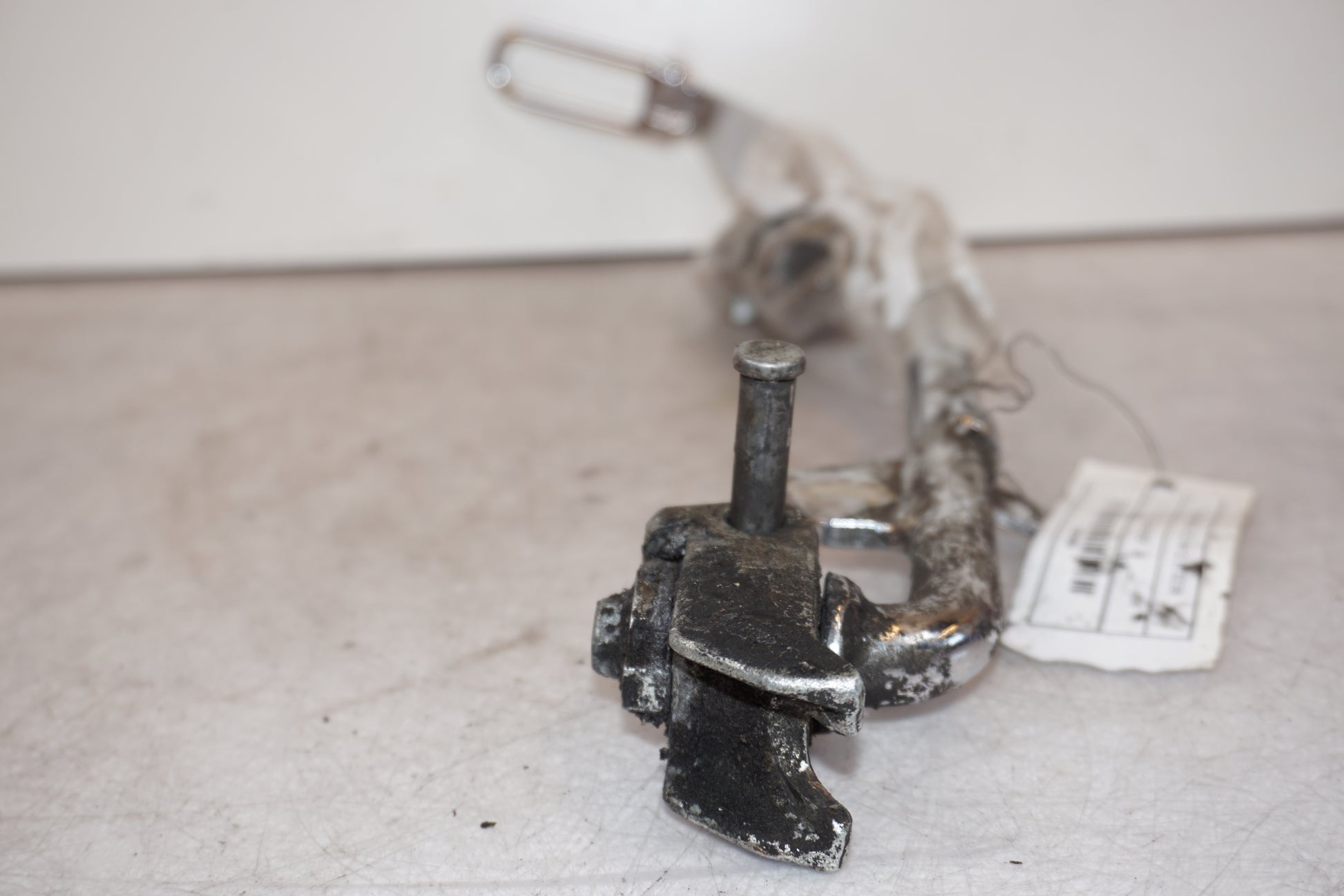 Vänster sida på Sidostöd från en H-D Dyna Street Bob FXDB/I -2007 motorcykel.