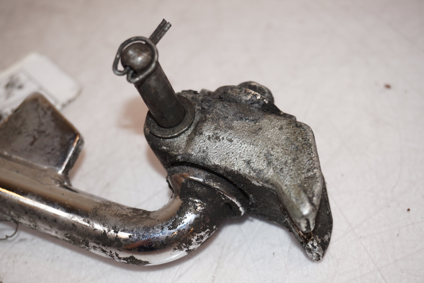 Snett nerifrån på Sidostöd från en H-D Dyna Street Bob FXDB/I -2007 motorcykel.