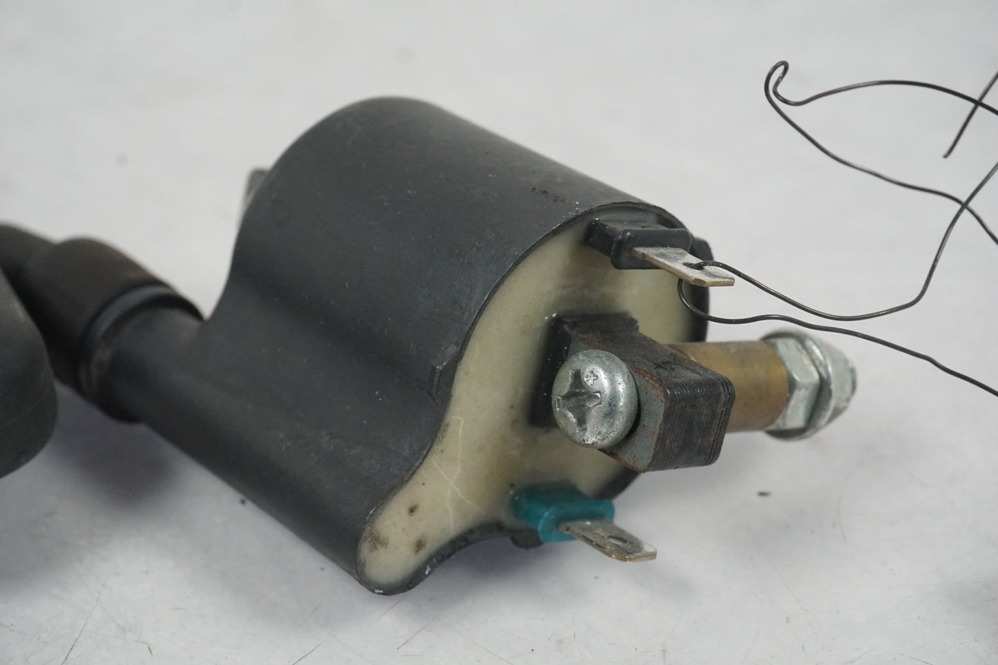 Vänster sida på Tändspole från en Kawasaki VN 1700 Classic Tourer -2009 motorcykel.