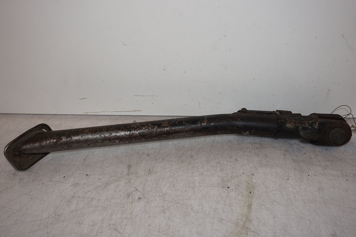 Framsidan på Sidostöd från en Suzuki DR 750 S -1989 motorcykel.