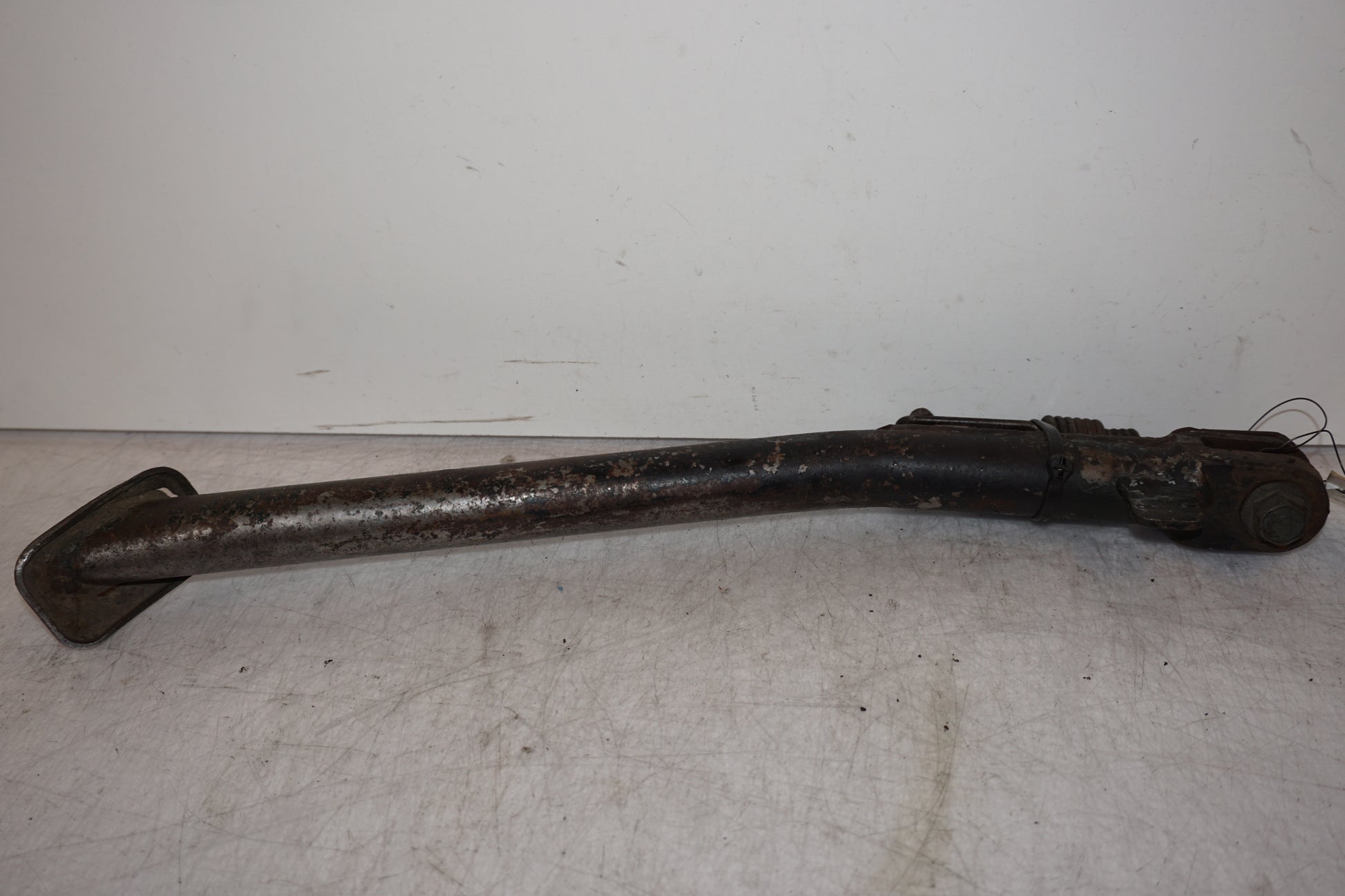 Framsidan på Sidostöd från en Suzuki DR 750 S -1989 motorcykel.