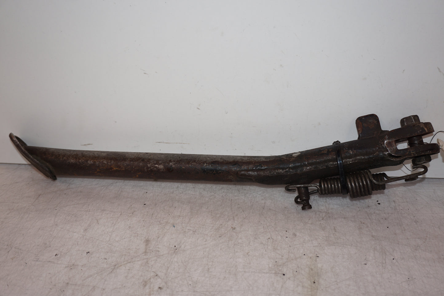 Baksidan på Sidostöd från en Suzuki DR 750 S -1989 motorcykel.