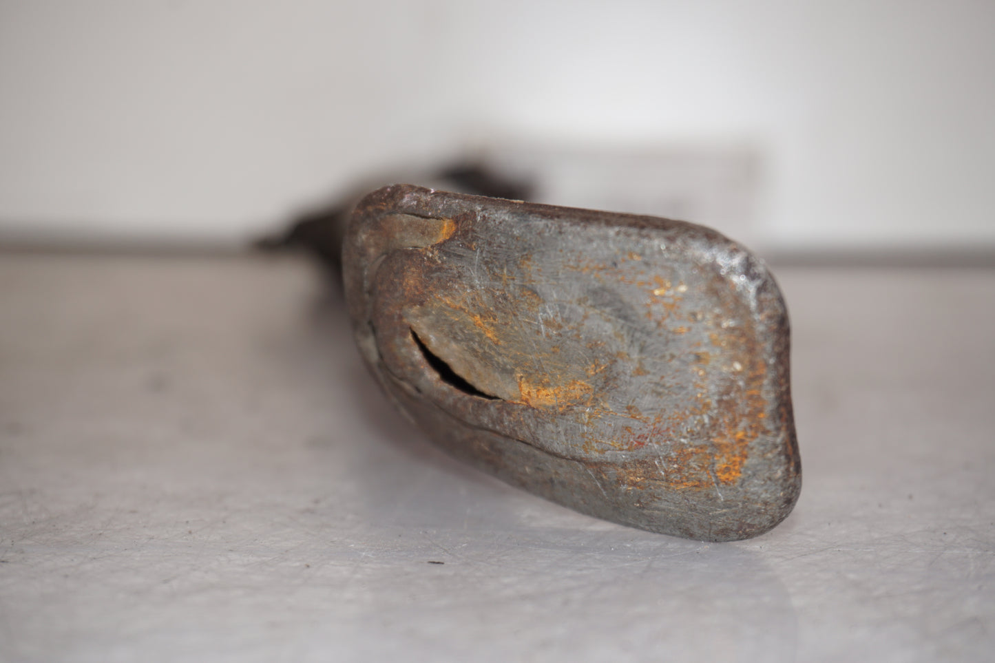 Snett nerifrån på Sidostöd från en Suzuki DR 750 S -1989 motorcykel.