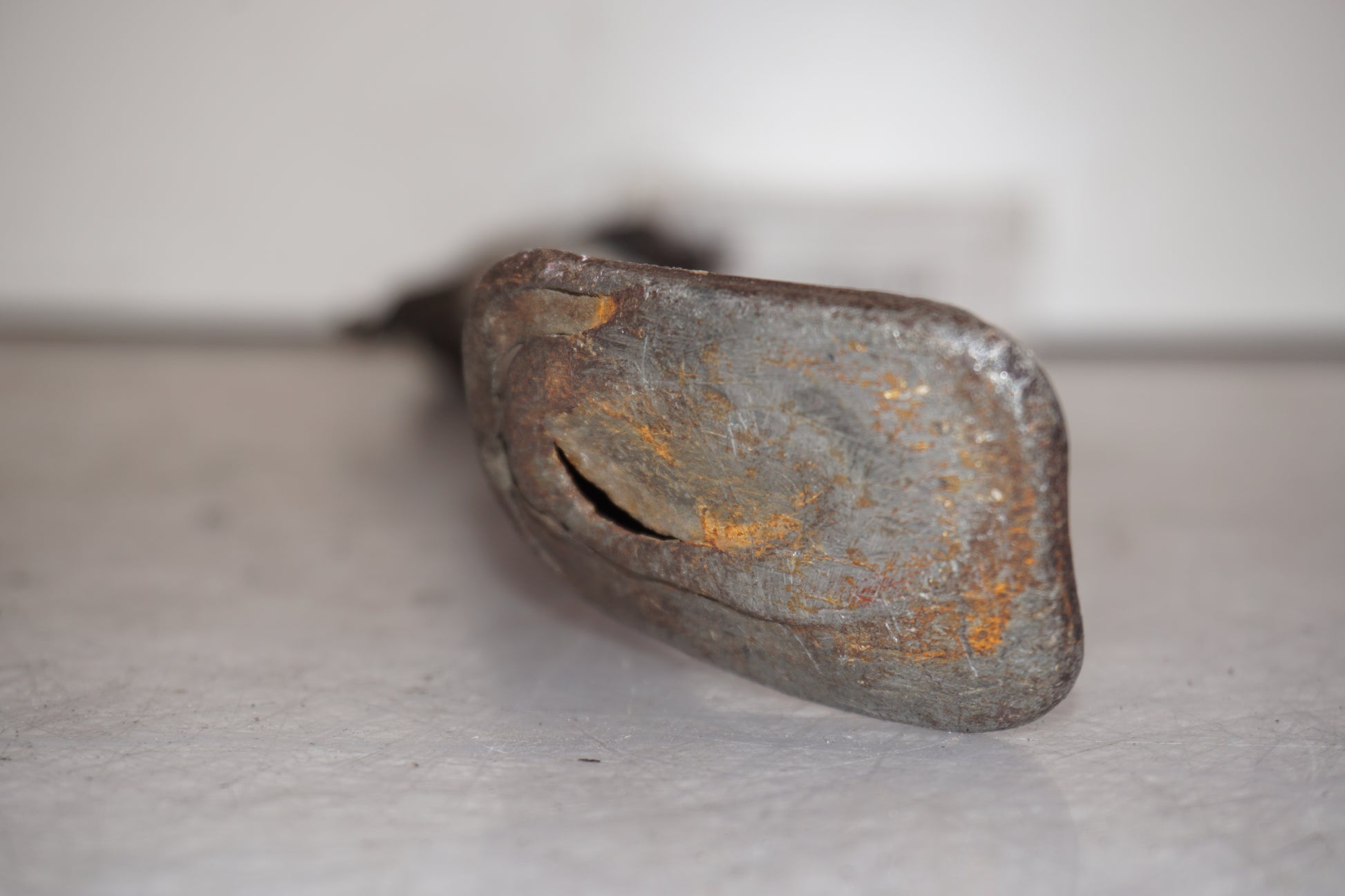 Snett nerifrån på Sidostöd från en Suzuki DR 750 S -1989 motorcykel.