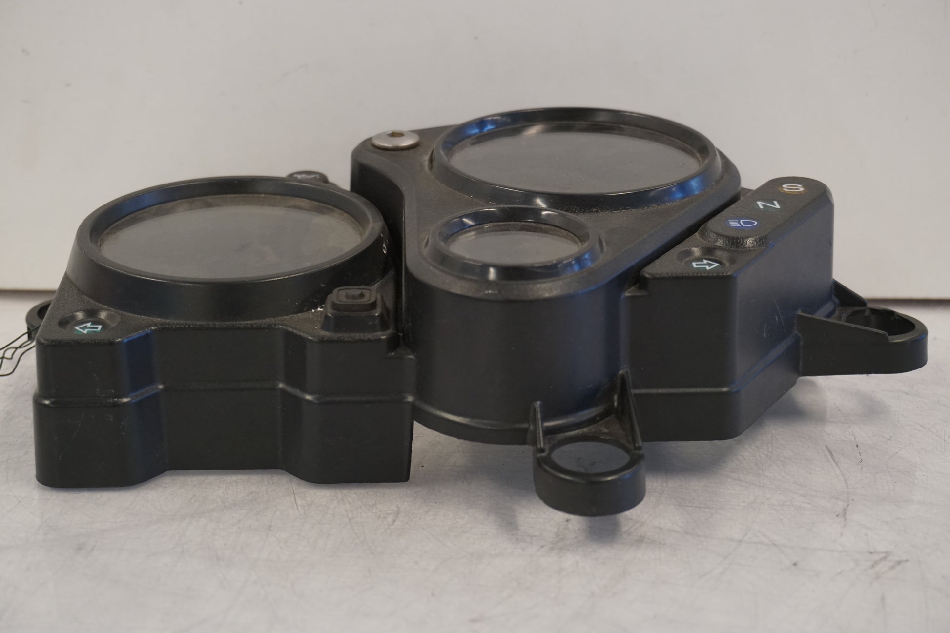 Baksidan på Instrumentfront från en Honda VTR 1000 F -1998 motorcykel.