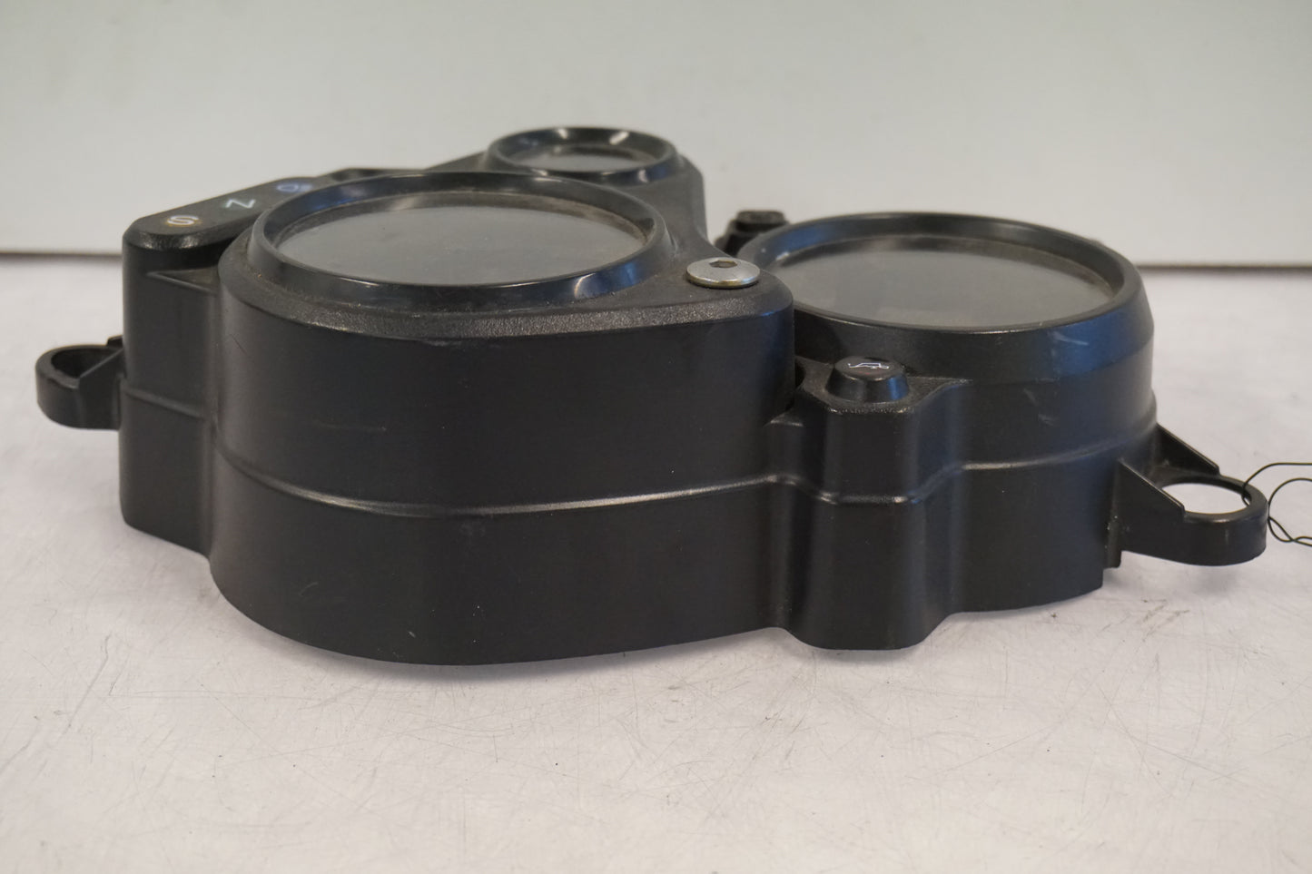 Vänster sida på Instrumentfront från en Honda VTR 1000 F -1998 motorcykel.