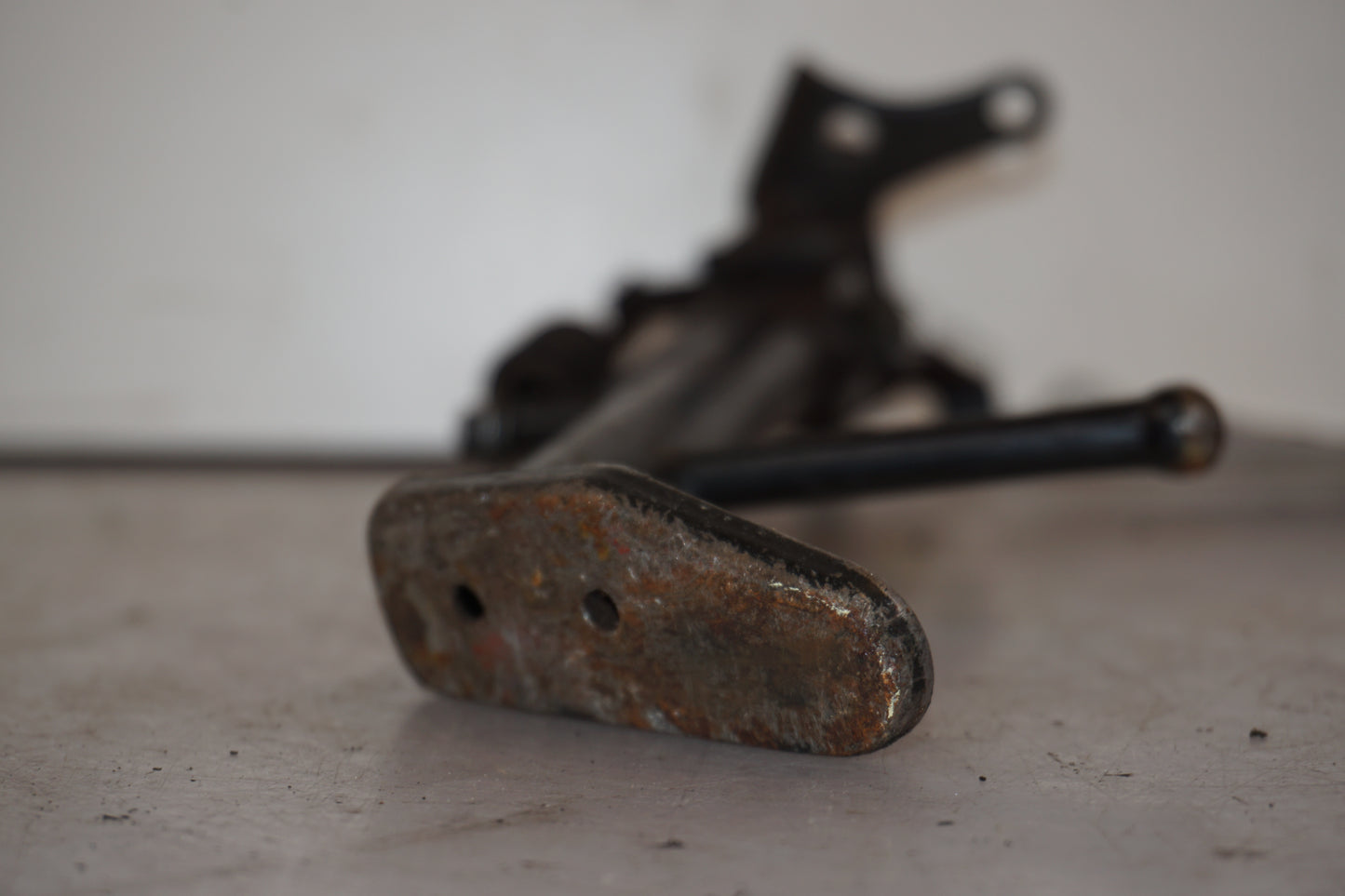 Snett nerifrån på Sidostöd från en Suzuki GSX-R 750 -1997 motorcykel.