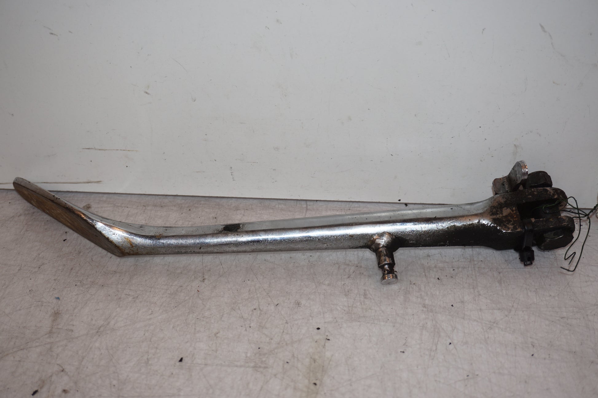 Baksidan på Sidostöd från en Suzuki VL 800 -2004 motorcykel.