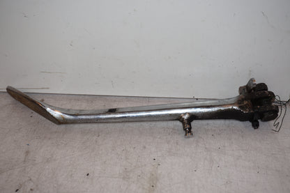 Baksidan på Sidostöd från en Suzuki VL 800 -2004 motorcykel.