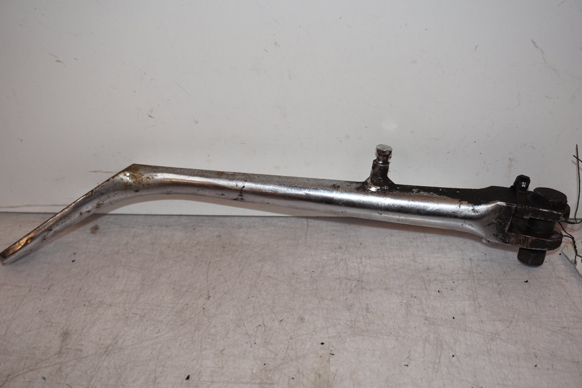 Vänster sida på Sidostöd från en Suzuki VL 800 -2004 motorcykel.