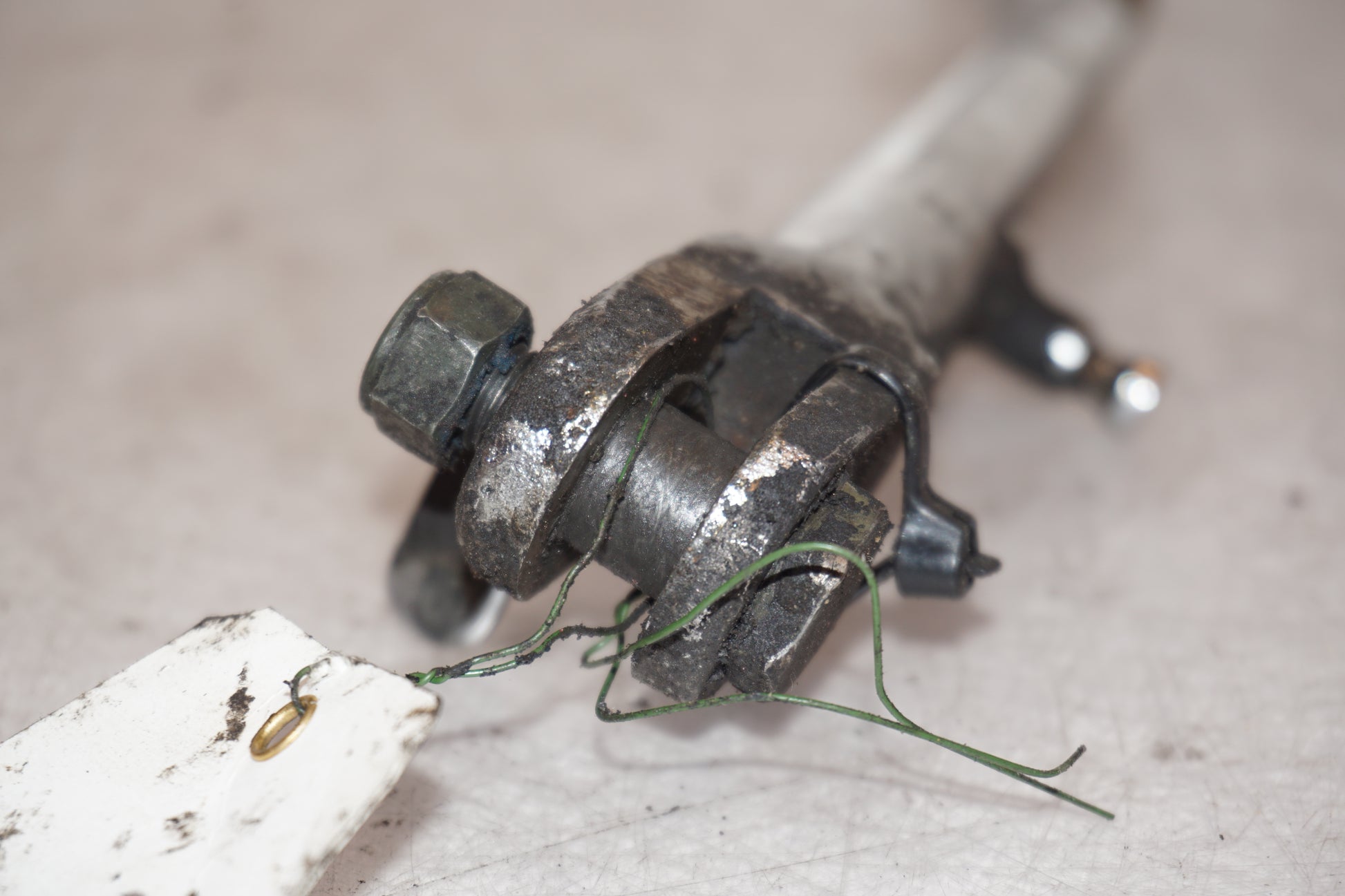 Snett nerifrån på Sidostöd från en Suzuki VL 800 -2004 motorcykel.