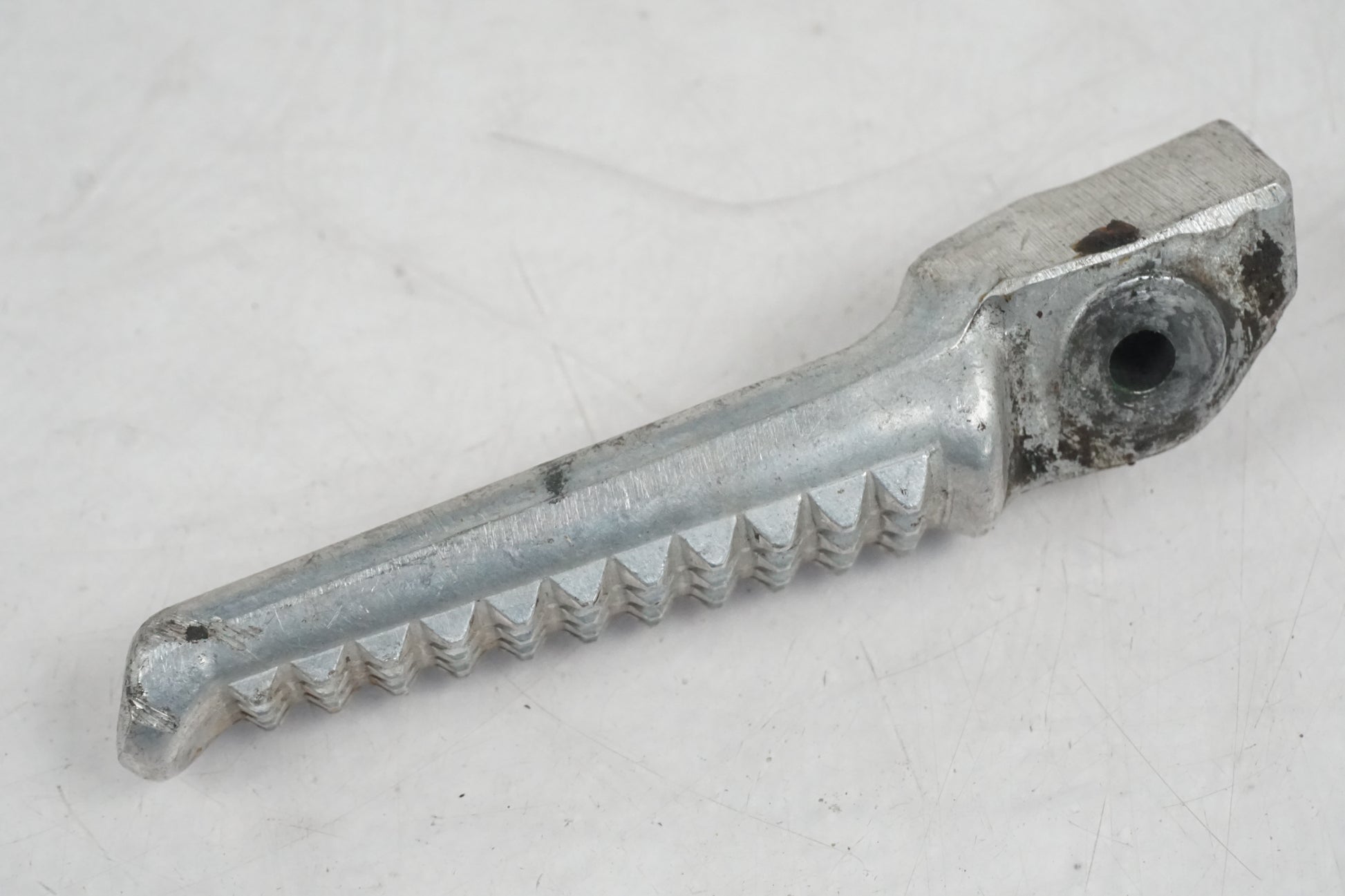 Vänster sida på Fotpinne från en Honda CBR 900 RR -1997 motorcykel.