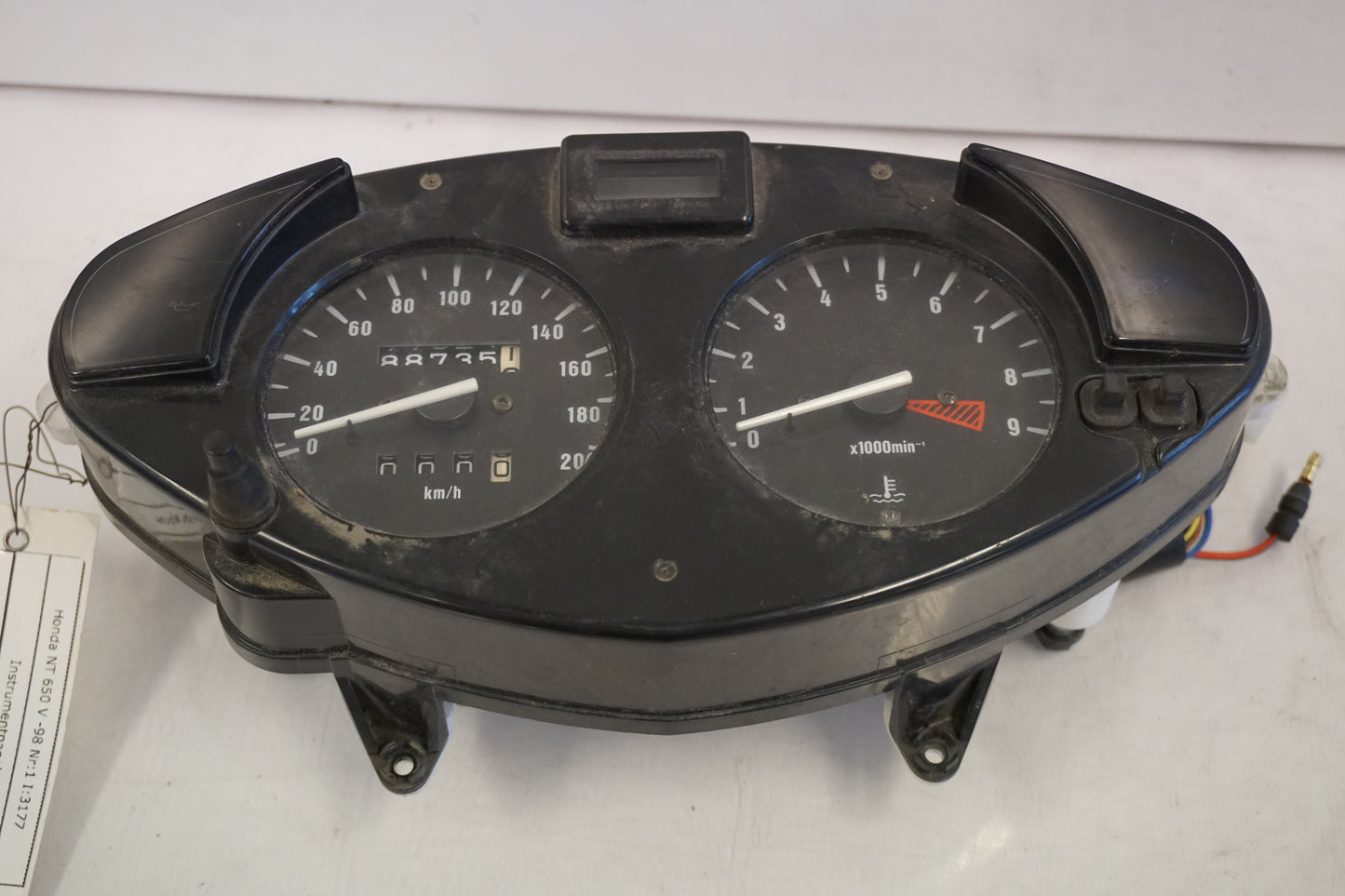 Framsidan på Instrumentpanel från en Honda NT 650 V -1998 motorcykel.