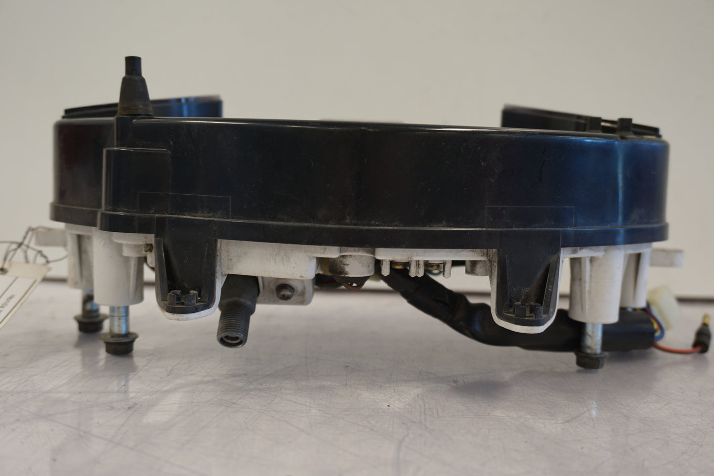 Baksidan på Instrumentpanel från en Honda NT 650 V -1998 motorcykel.