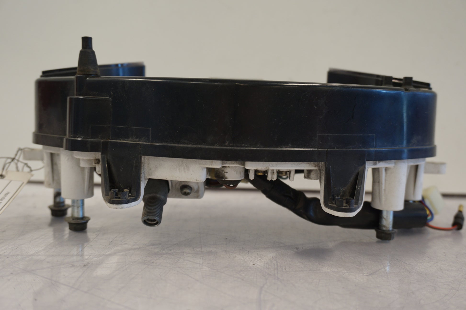 Baksidan på Instrumentpanel från en Honda NT 650 V -1998 motorcykel.