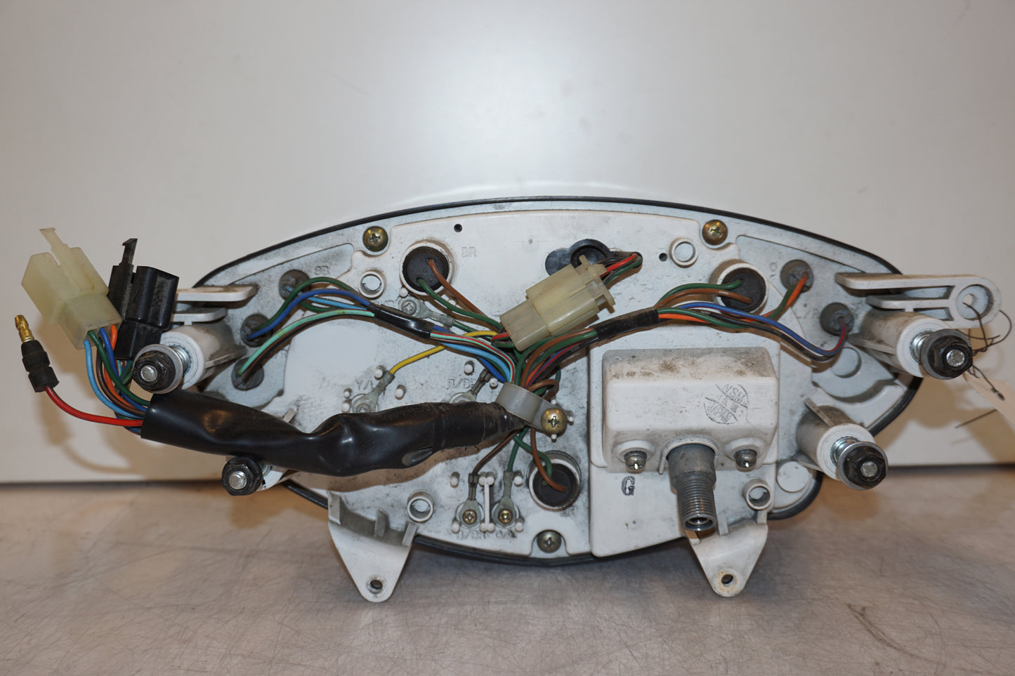 Snett nerifrån på Instrumentpanel från en Honda NT 650 V -1998 motorcykel.