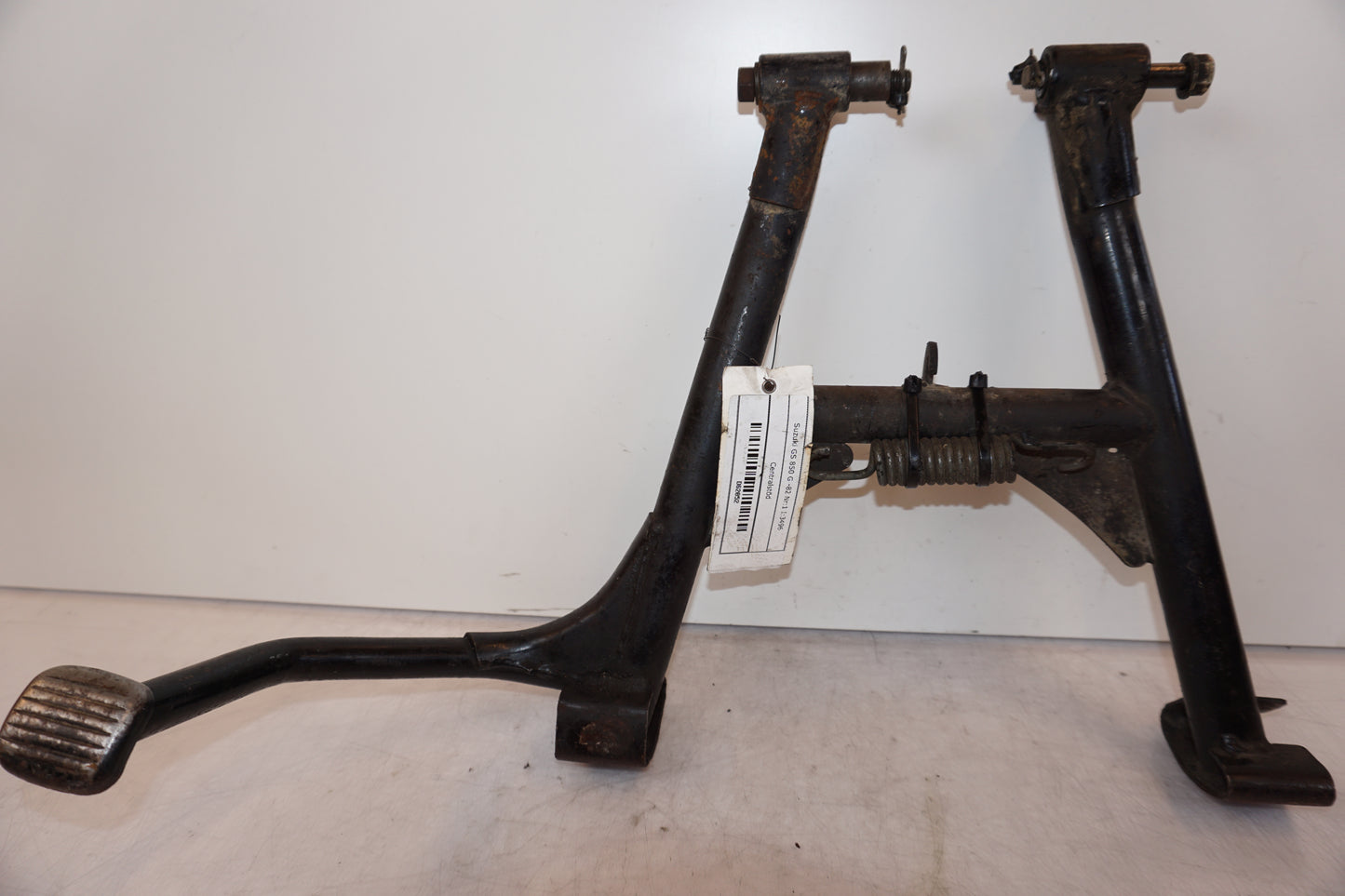 Framsidan på Centralstöd från en Suzuki GS 850 G -1982 motorcykel.