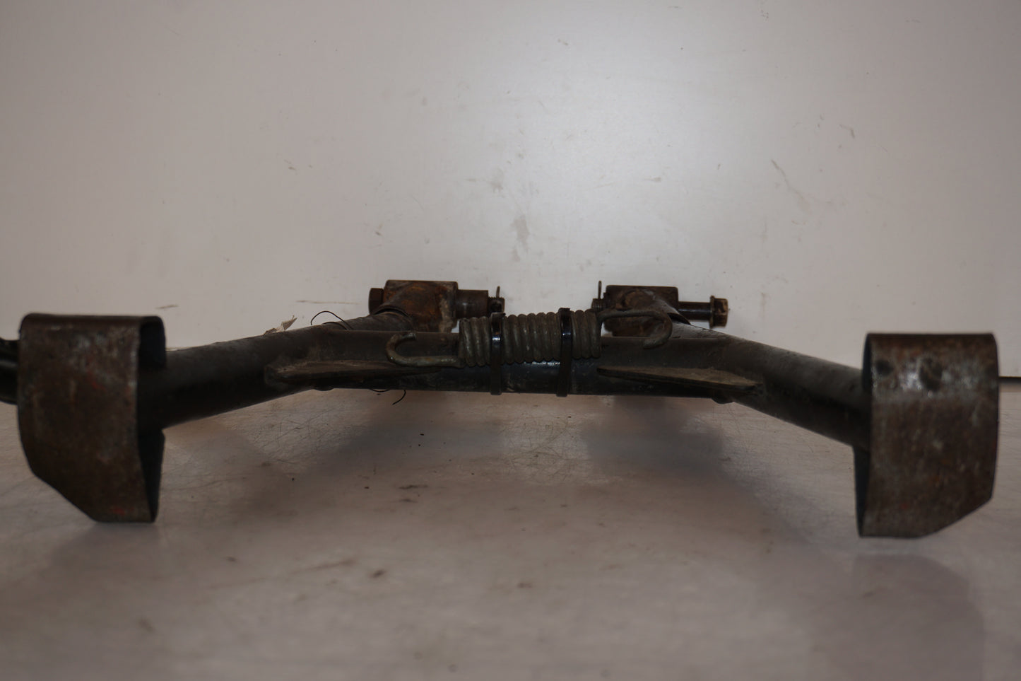 Baksidan på Centralstöd från en Suzuki GS 850 G -1982 motorcykel.