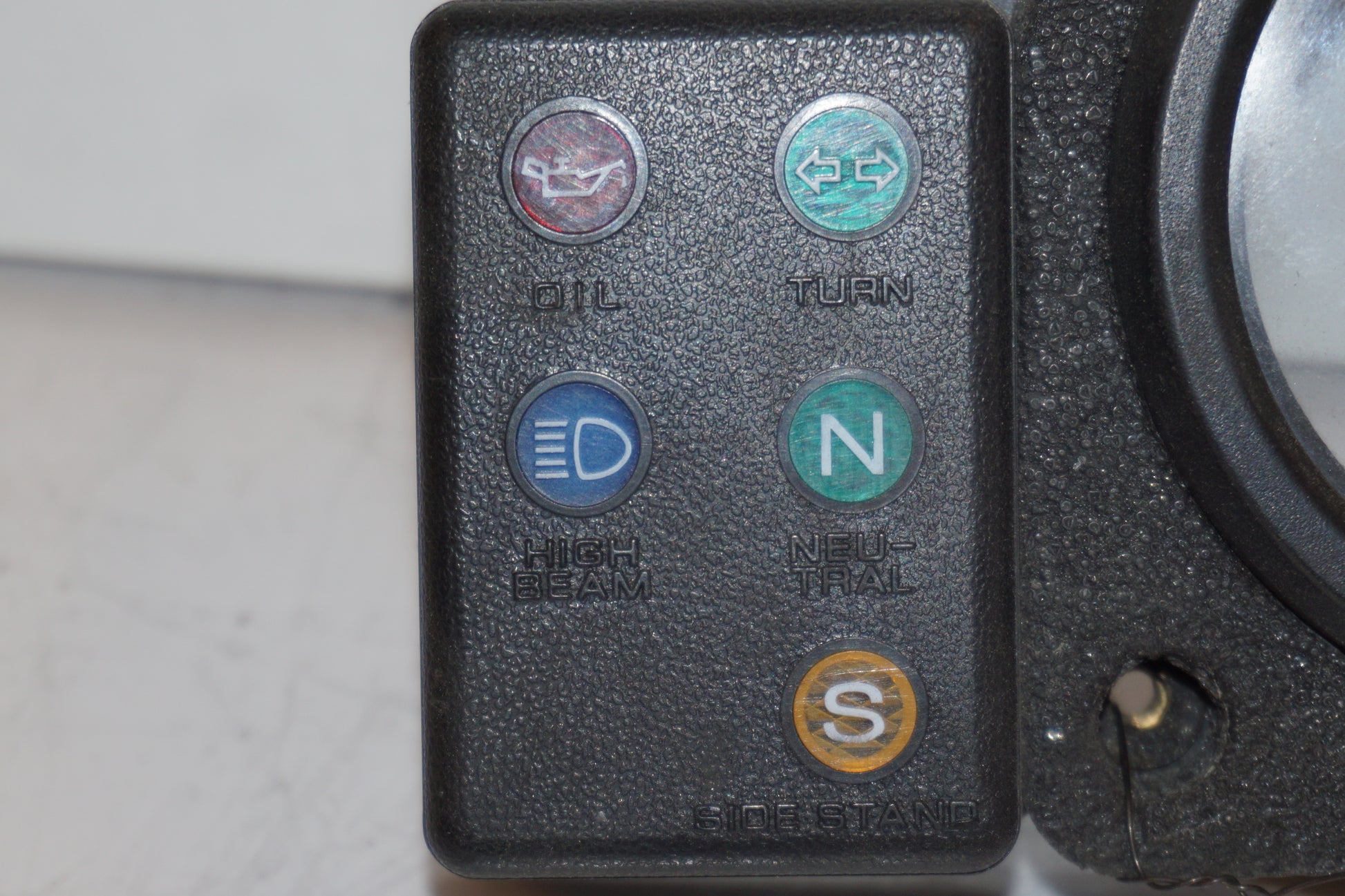 Baksidan på Instrumentfront från en Honda XRV 750 -1999 motorcykel.