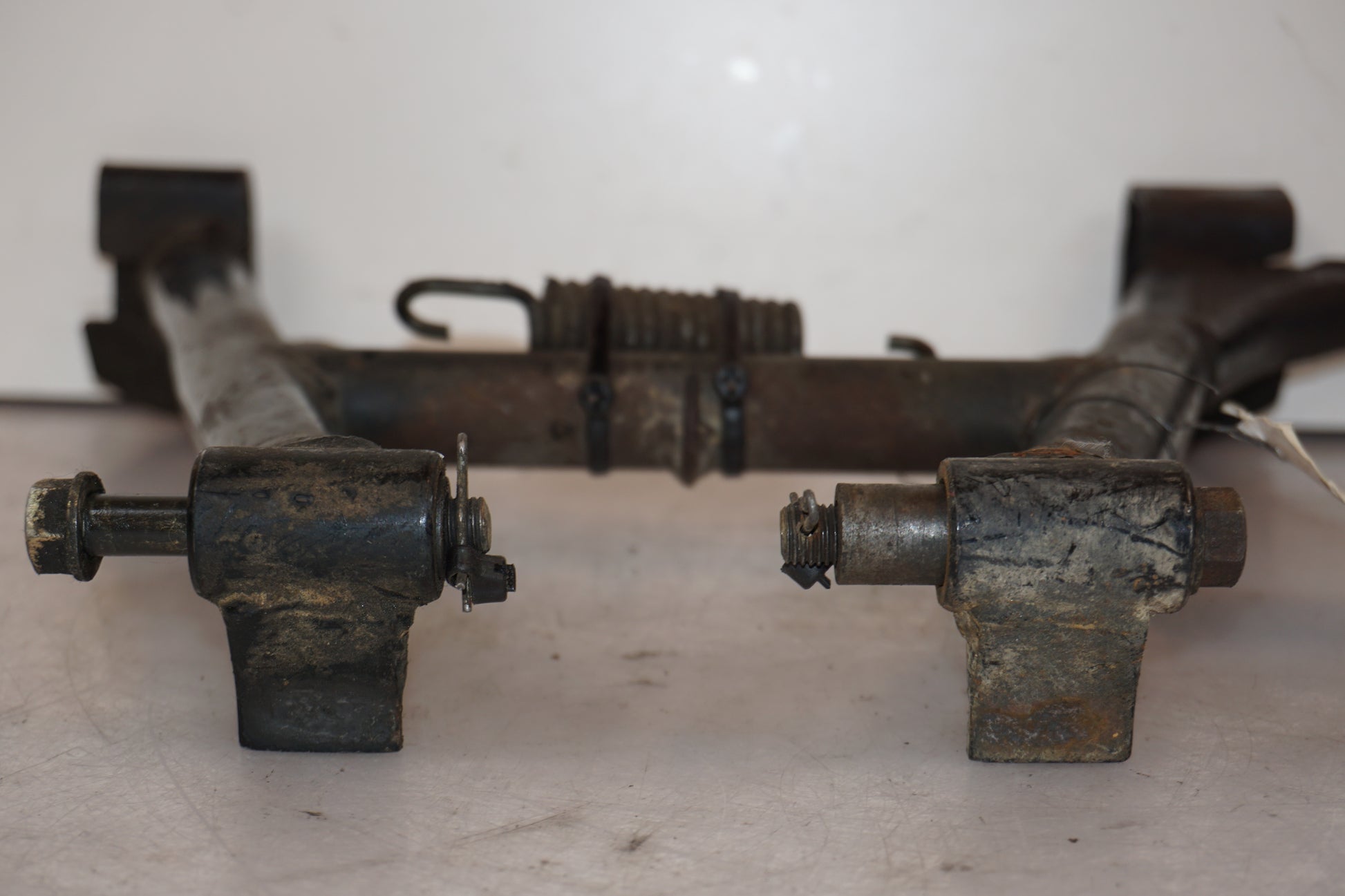 Snett nerifrån på Centralstöd från en Suzuki GS 850 G -1982 motorcykel.