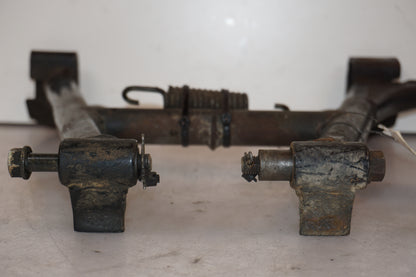 Snett nerifrån på Centralstöd från en Suzuki GS 850 G -1982 motorcykel.