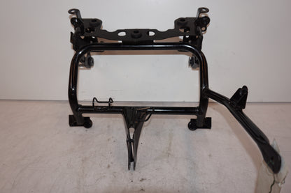 Framsidan på Strålkastarfäste från en Kawasaki Versys 650 -2007 motorcykel.