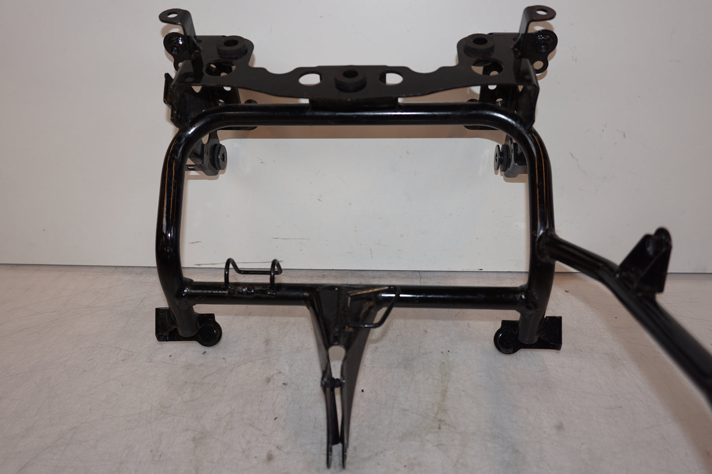 Baksidan på Strålkastarfäste från en Kawasaki Versys 650 -2007 motorcykel.