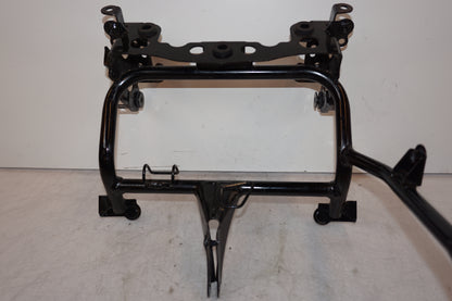 Baksidan på Strålkastarfäste från en Kawasaki Versys 650 -2007 motorcykel.